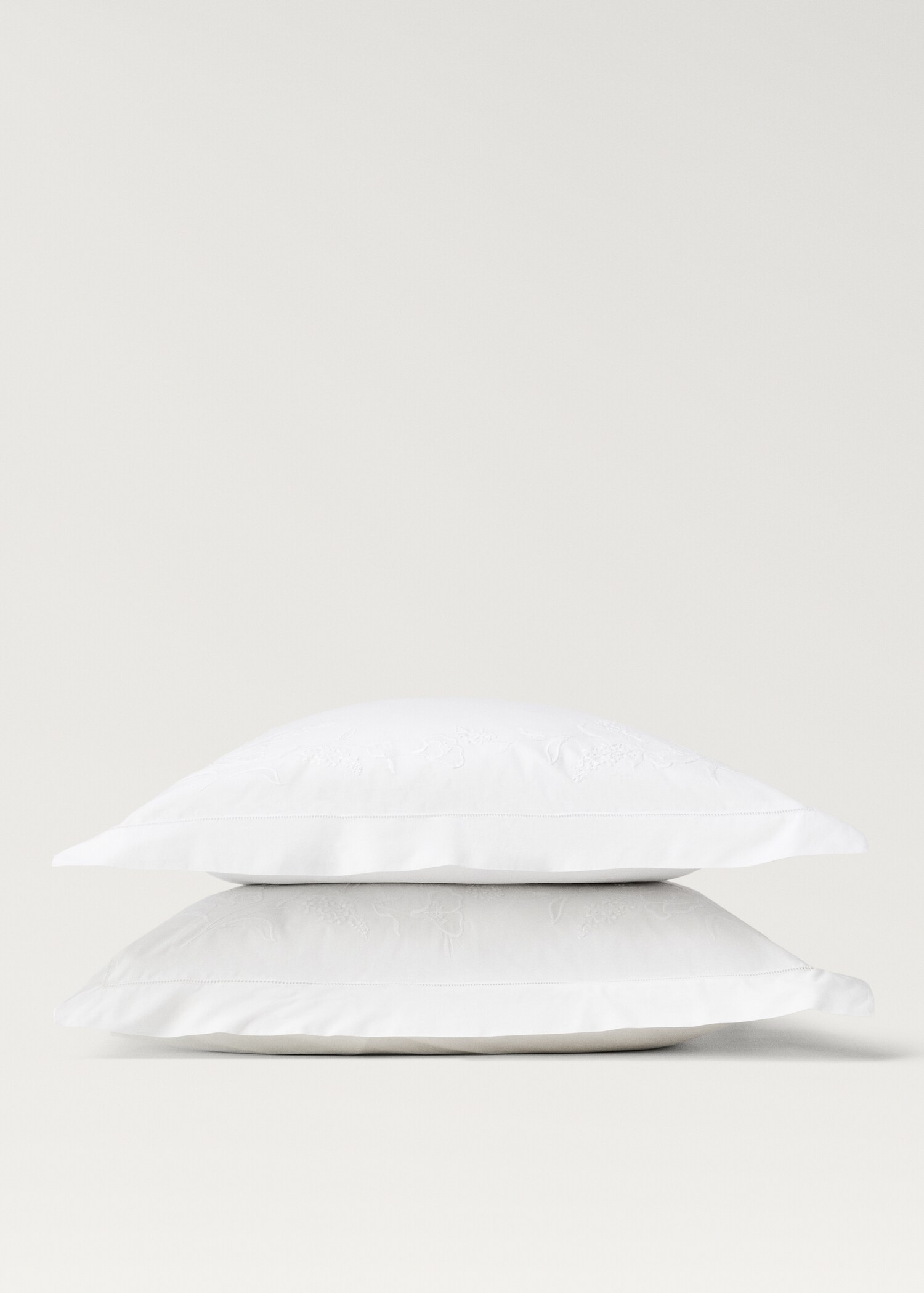 Two cotton pillowcases with hand-embroidered flowers 60x60 cm - Details of the article 1