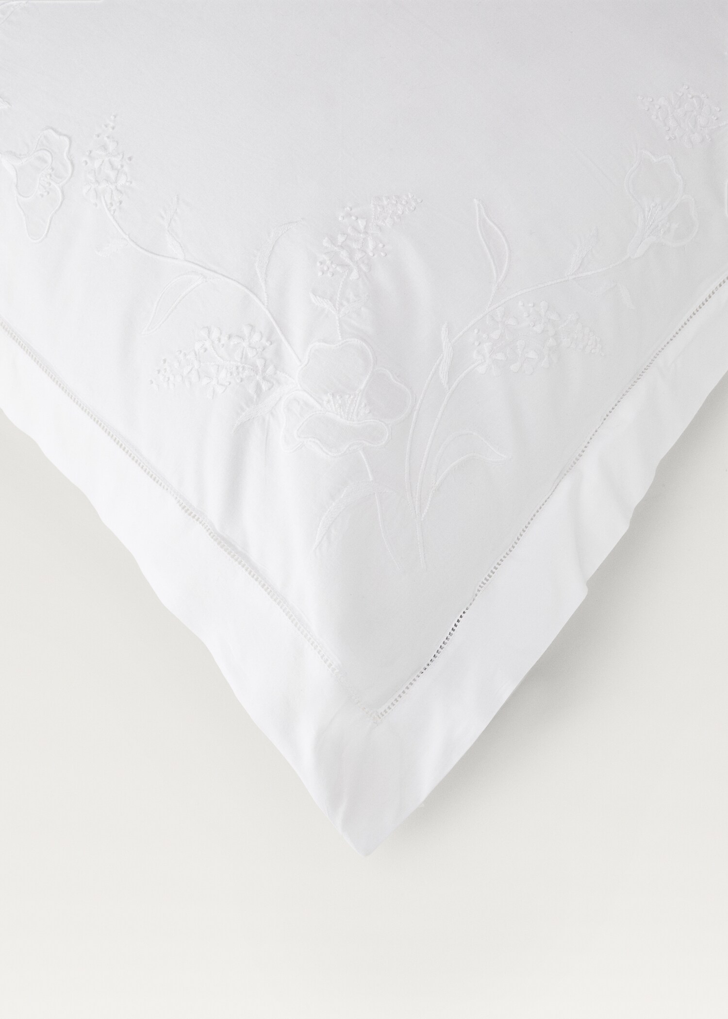 Two cotton pillowcases with hand-embroidered flowers 60x60 cm - Details of the article 2