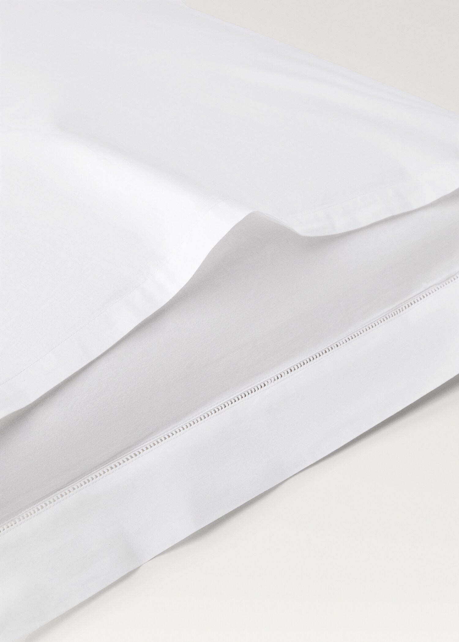 Two cotton pillowcases with hand-embroidered flowers 60x60 cm - Details of the article 3