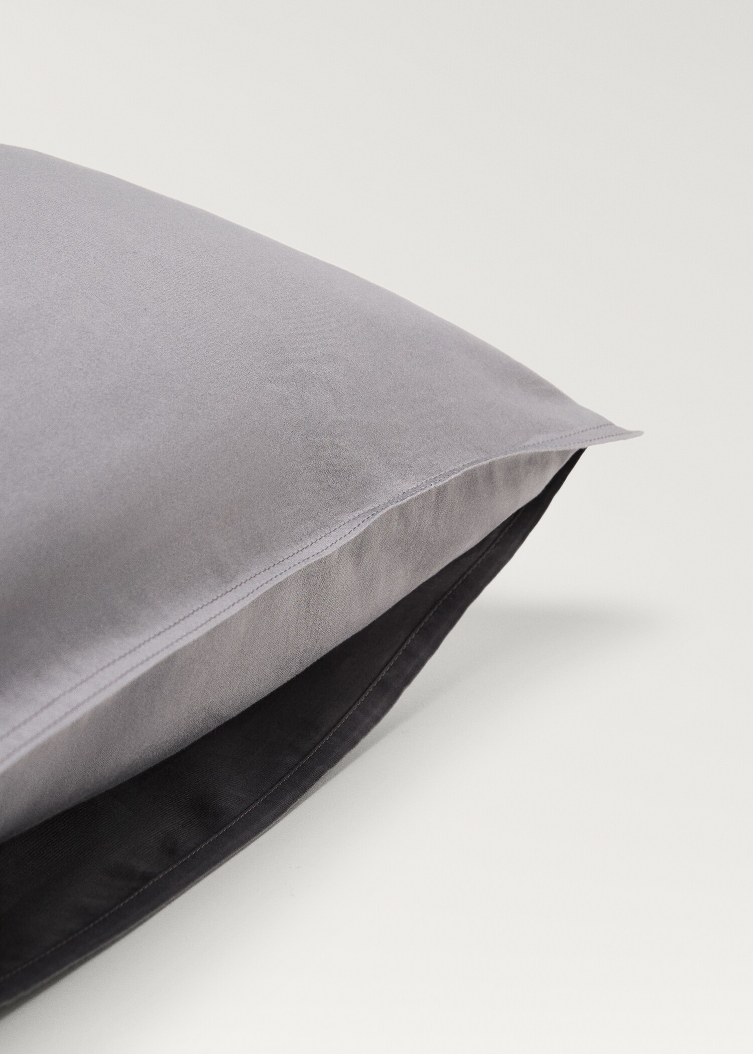 Two washed cotton satin pillowcases with double stitching 60x60 cm - Details of the article 2