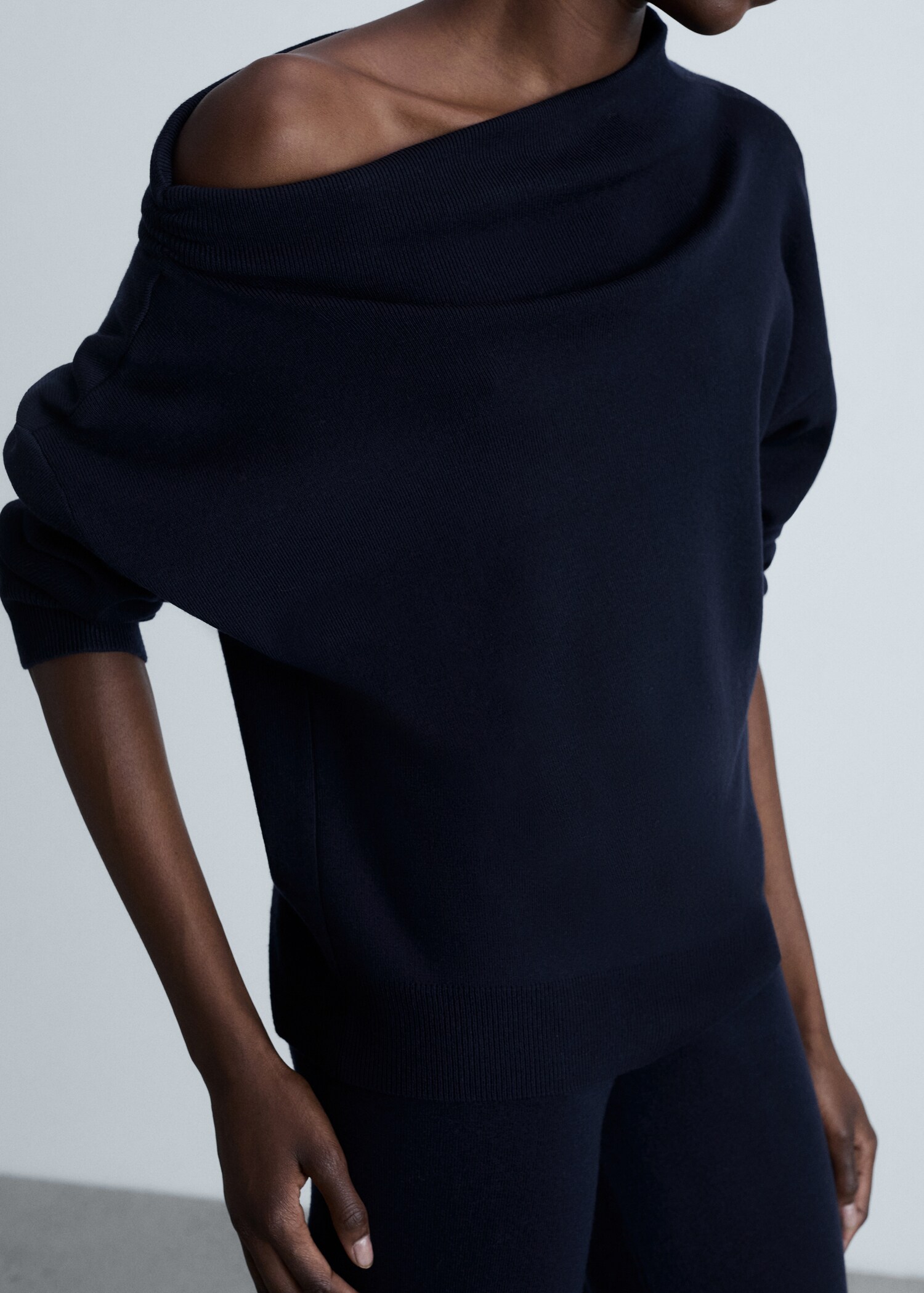 Knitted sweater with asymmetrical neck - Medium plane