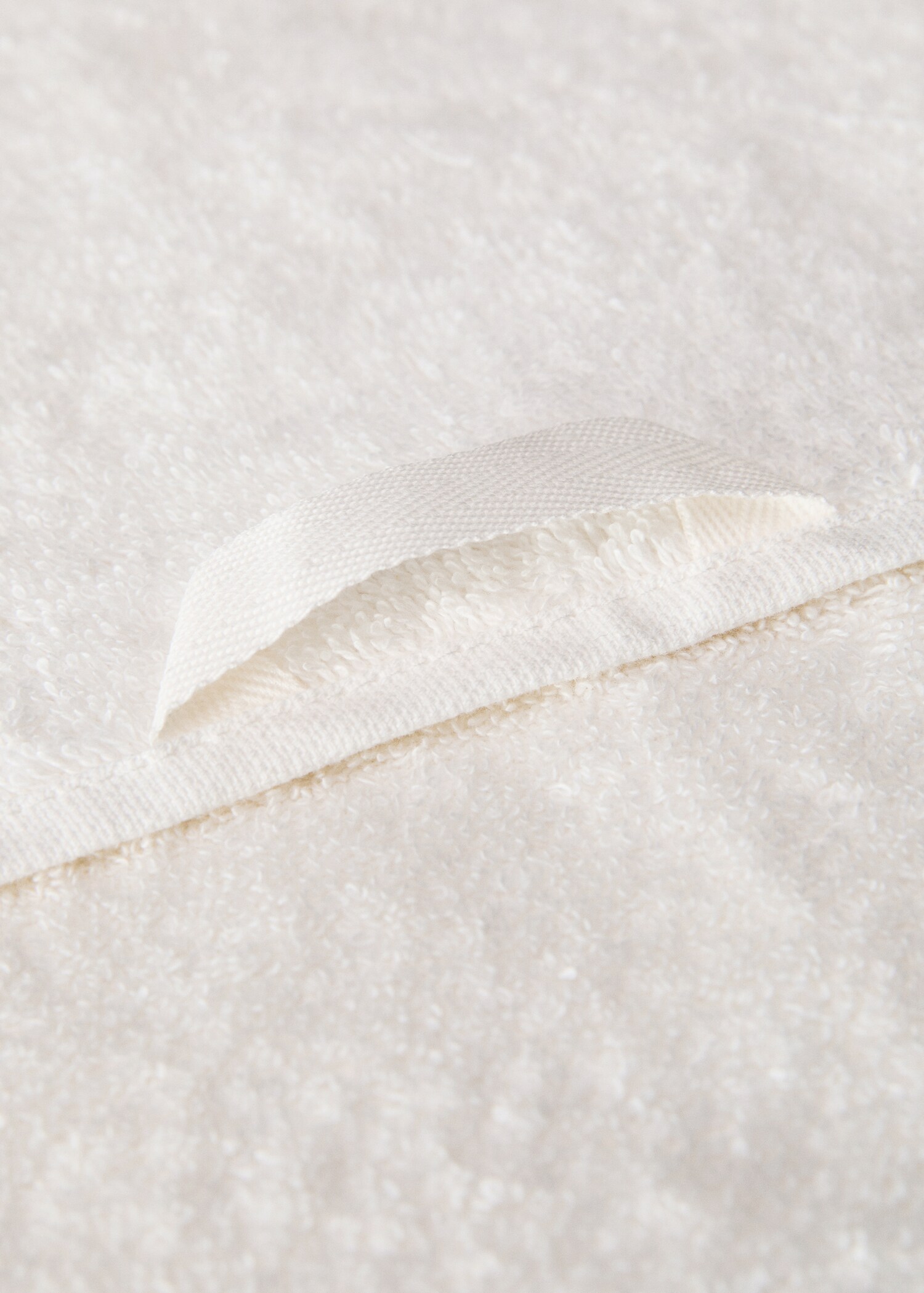 Contrasting pom-pom bath towel - Details of the article 1