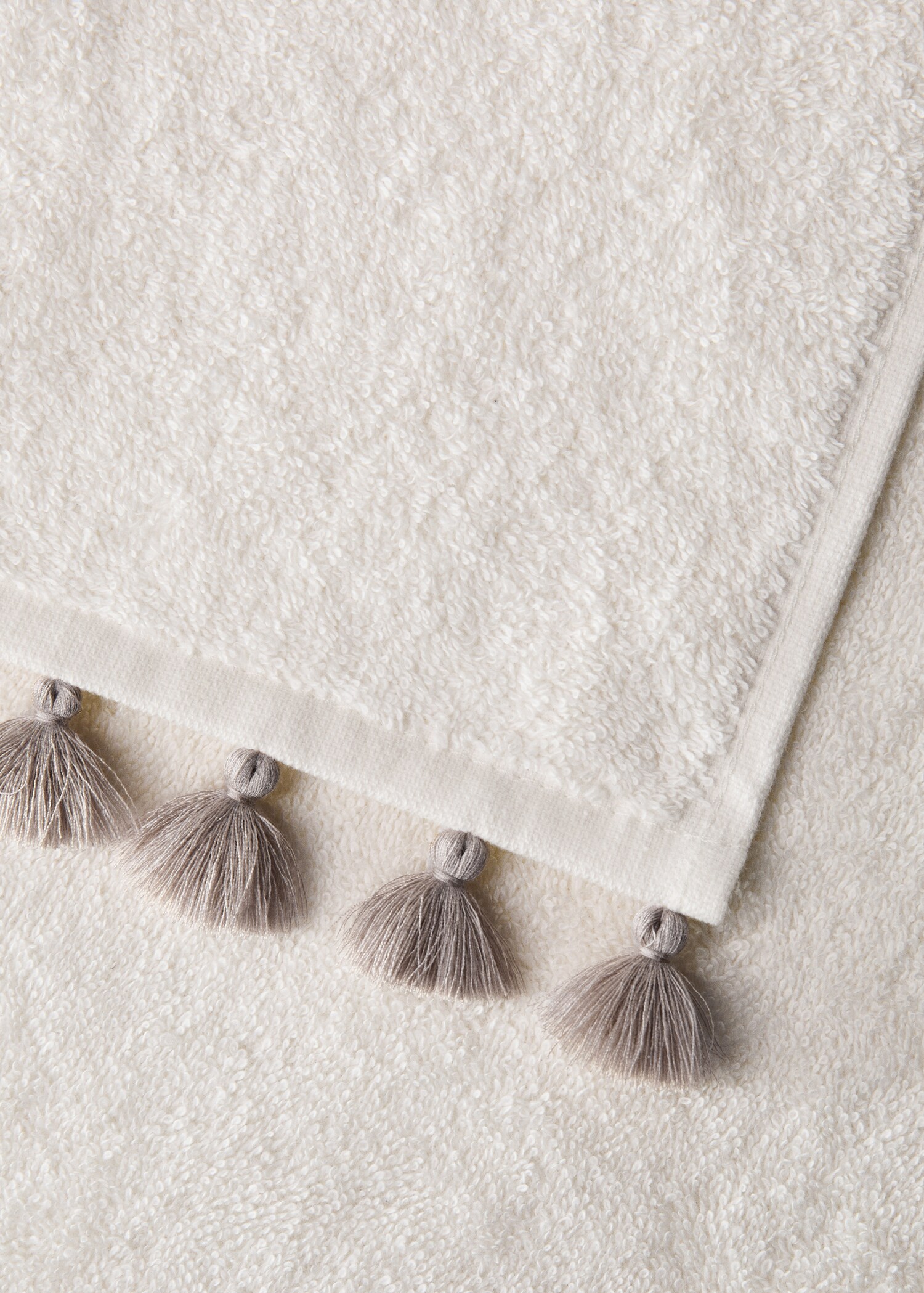 Contrasting pom-pom bath towel - Details of the article 2