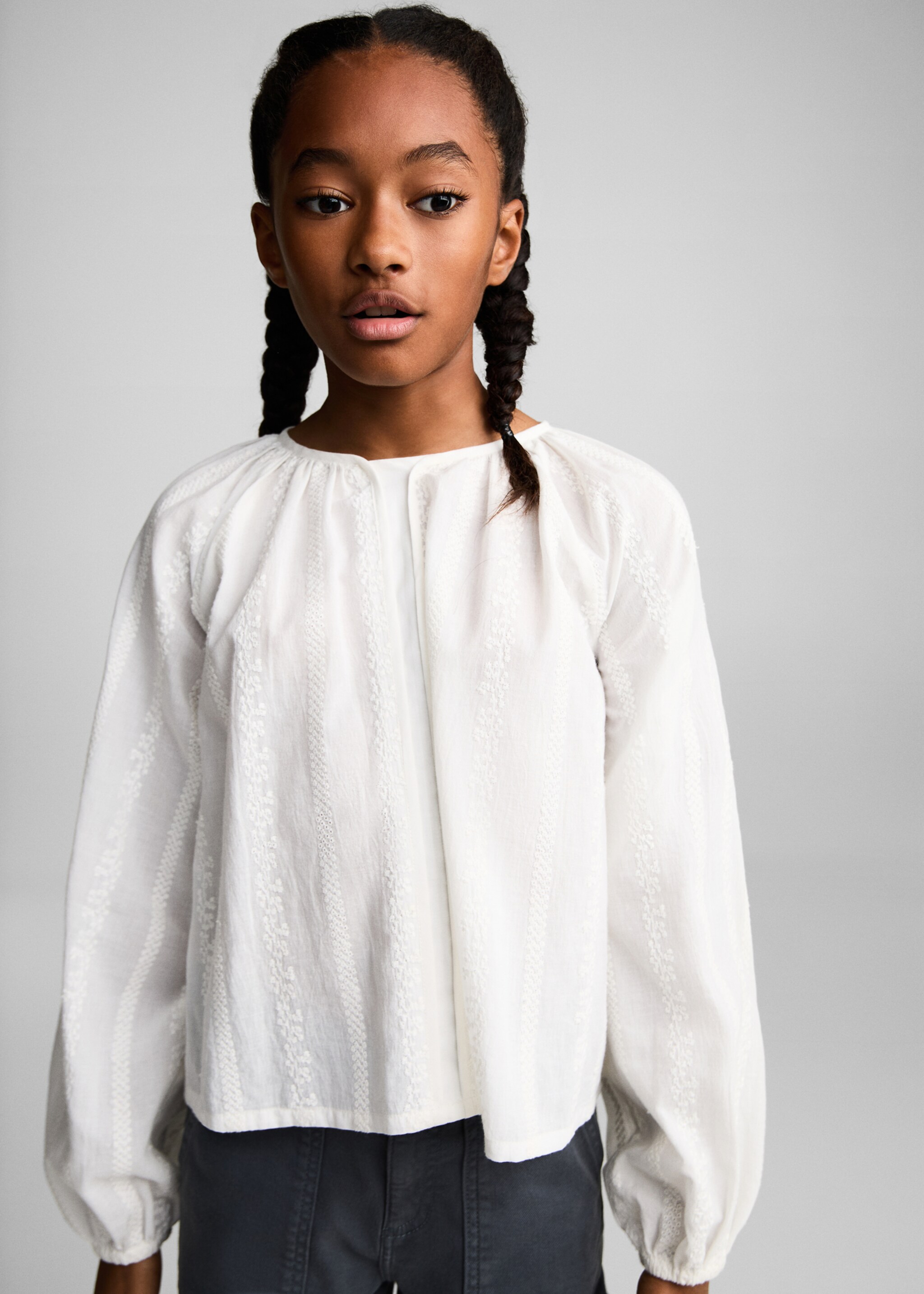 Cotton blouse with embroidered details - Medium plane