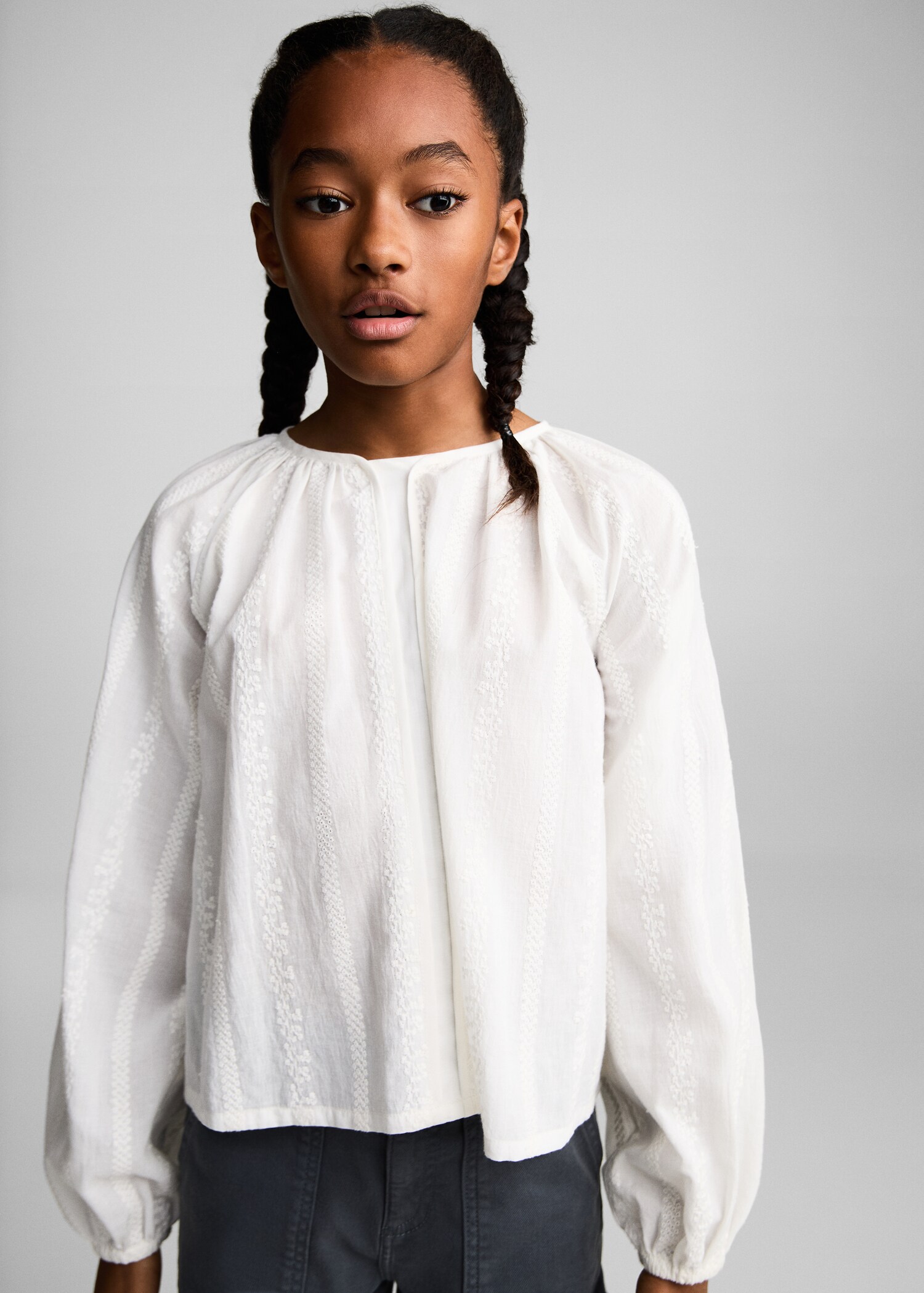 Cotton blouse with embroidered details - Medium plane