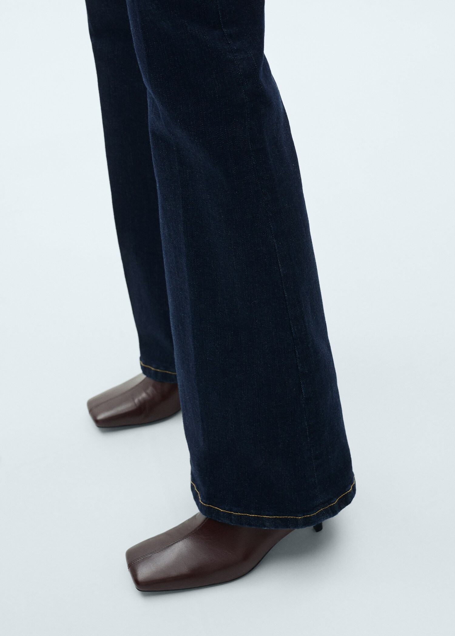 Violeta mid-rise rinse-washed flared jeans - Details of the article 1