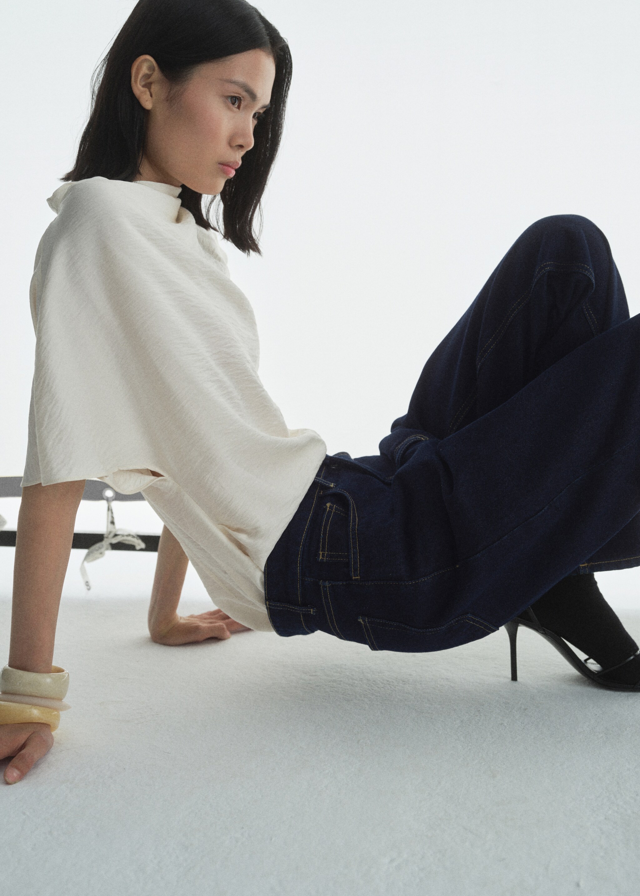 High-waisted straight-fit rinse-wash jeans - Details of the article 1