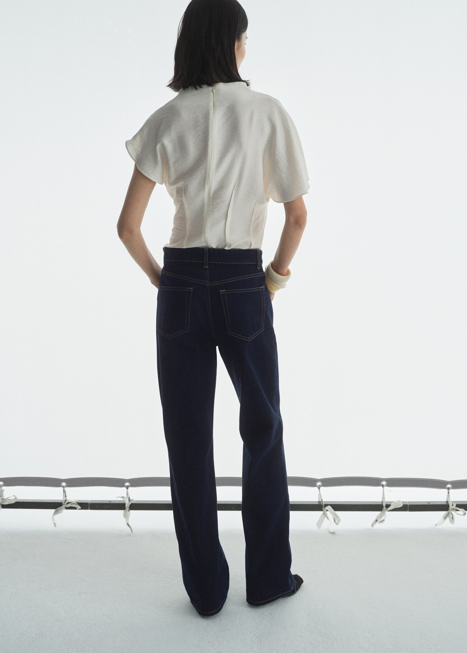 Gerade Rinse-Wash-Jeans mit hoher Bundhöhe - Rückseite des Artikels