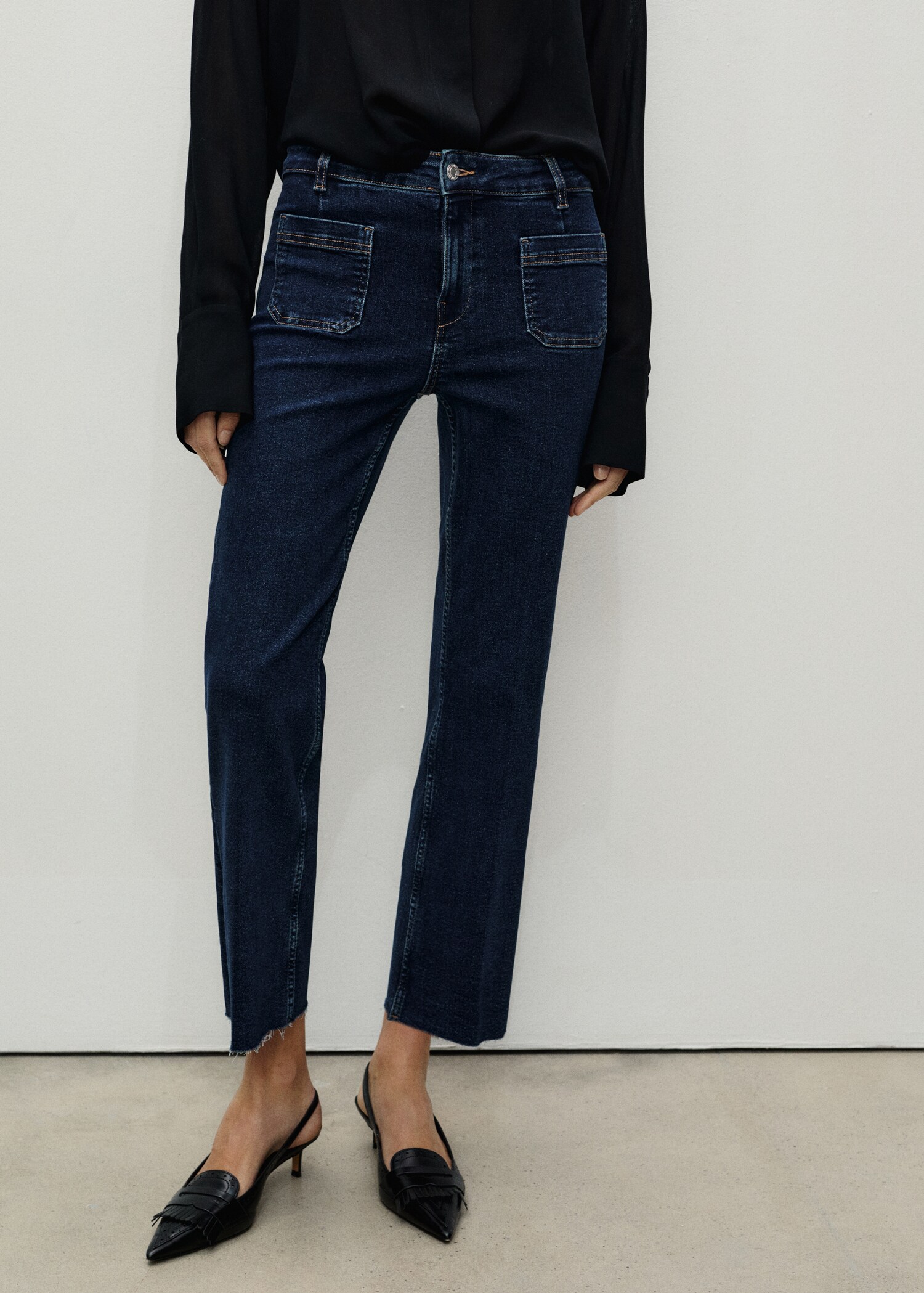 Calças de ganga flare cropped com bolsos - Plano médio