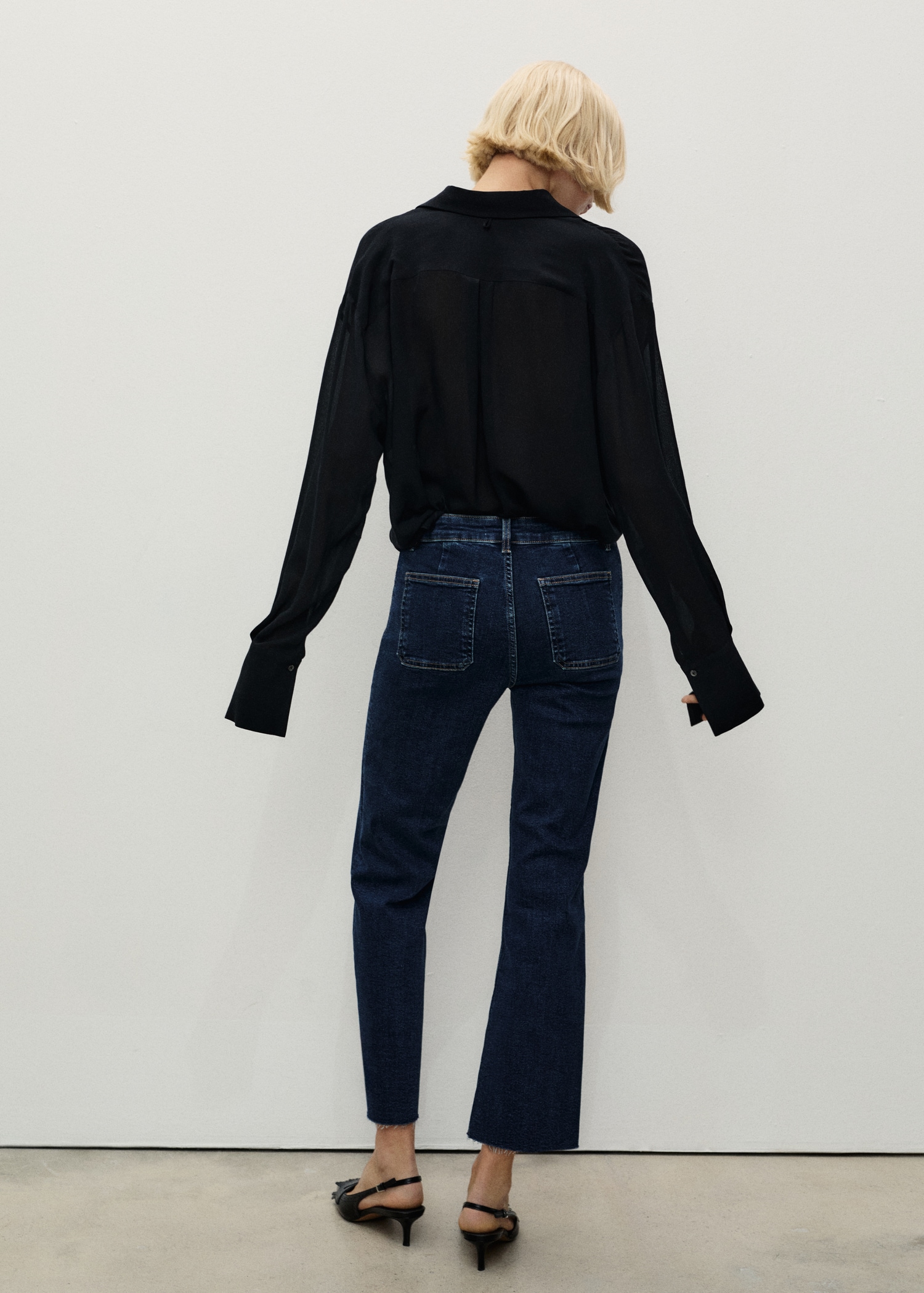 Calças de ganga flare cropped com bolsos - Verso do artigo