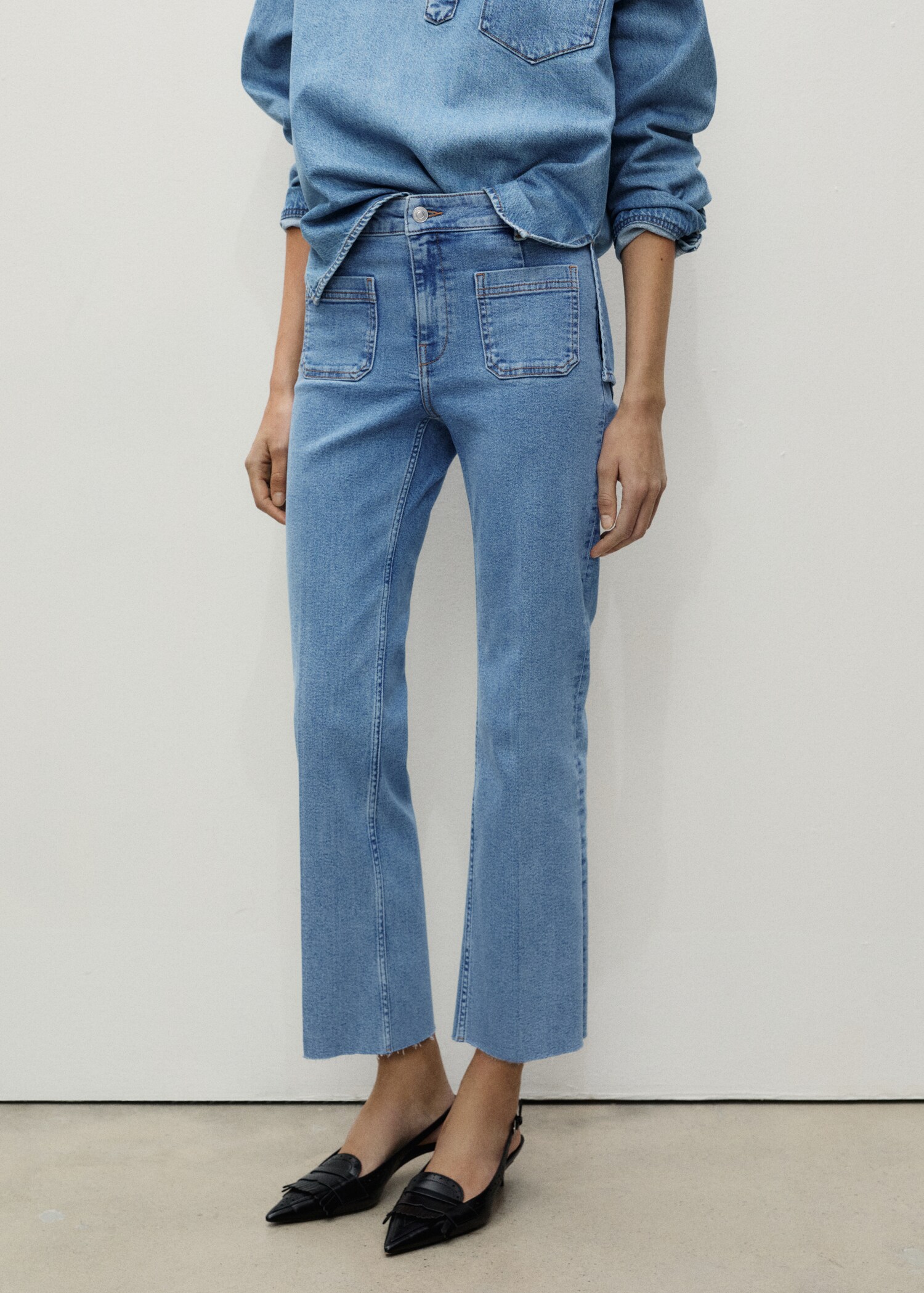 Jeans flare crop bolsillos - Plano medio