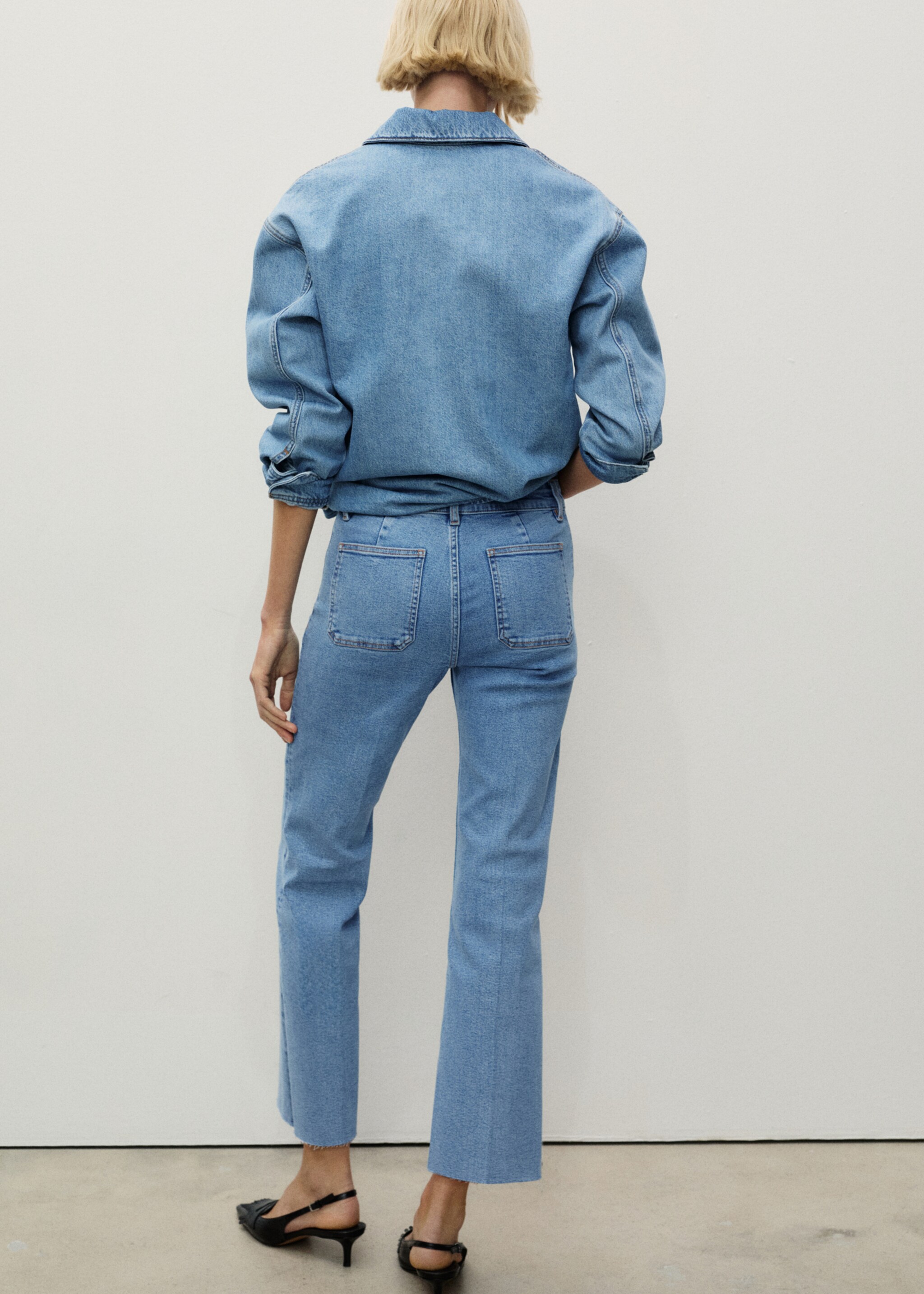Jeans flare crop bolsillos - Reverso del artículo