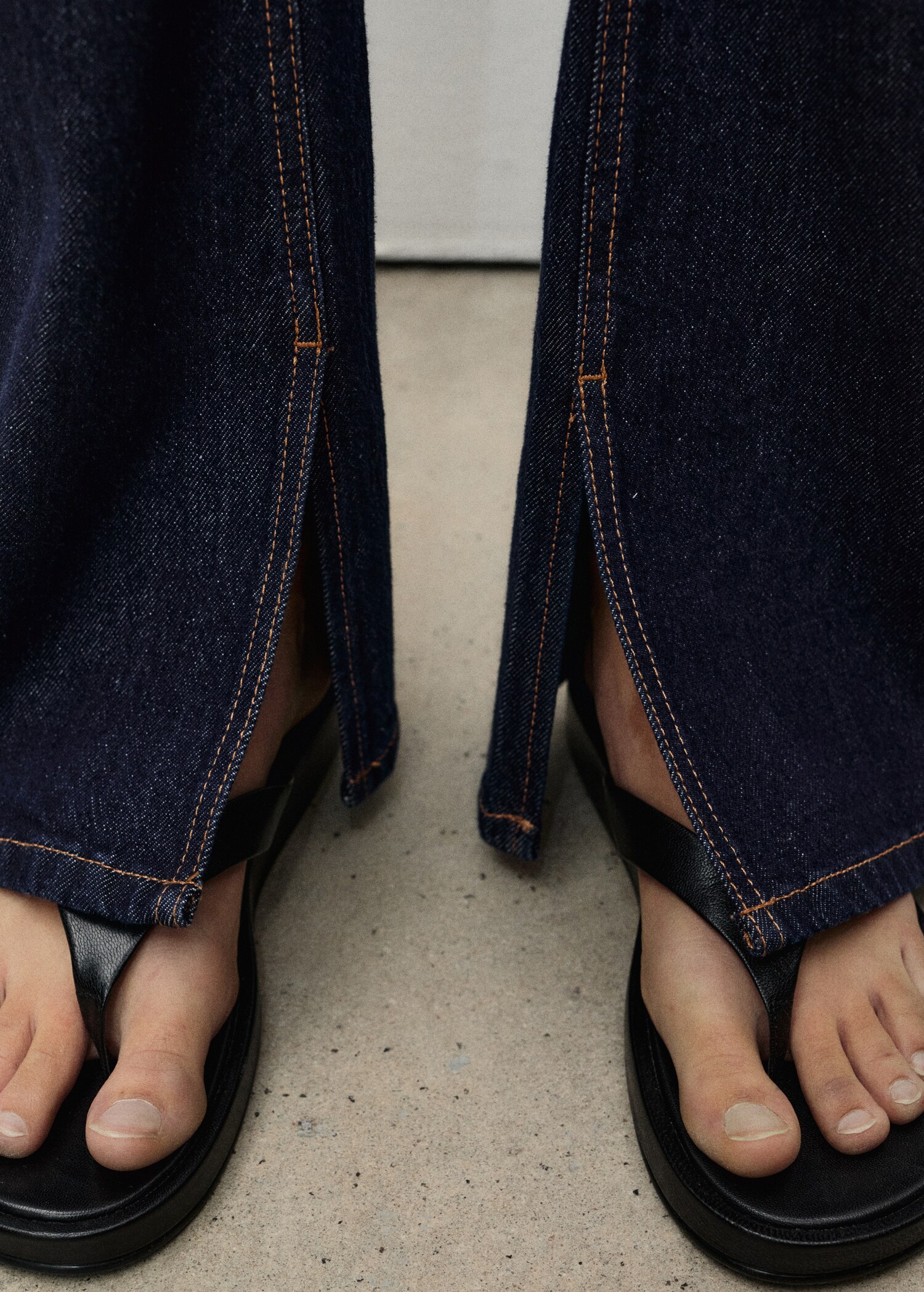 Flared rinse-wash jeans met openingen - Detail van het artikel 6