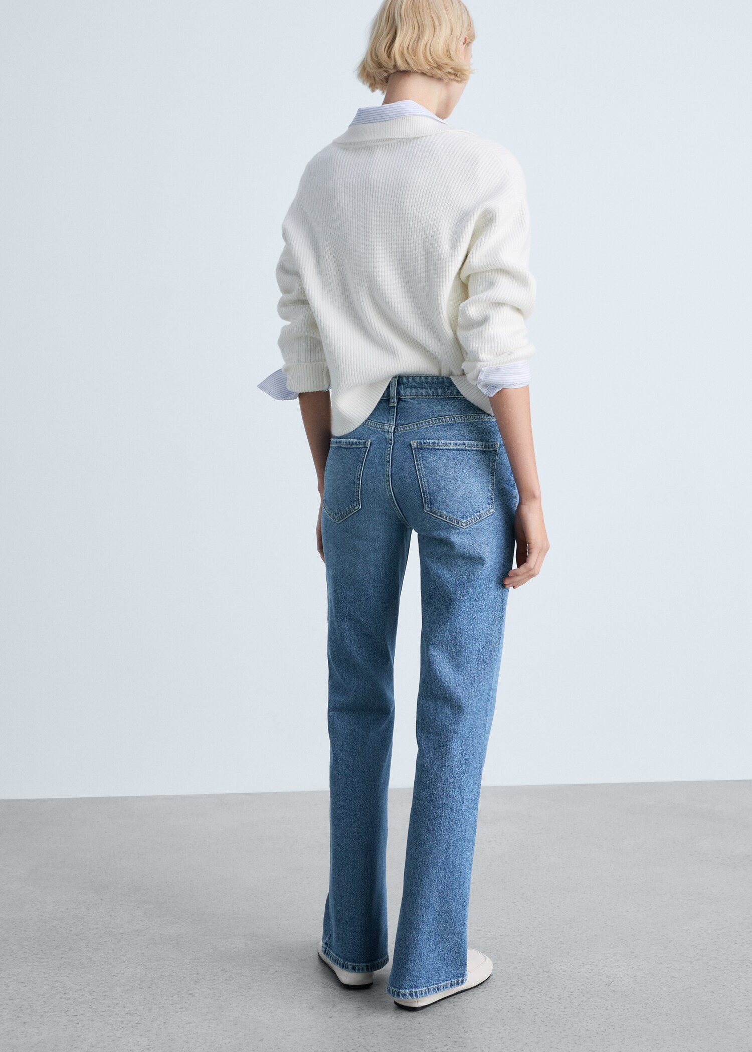 Straight-fit mid-rise jeans met splitten - Achterkant van het artikel