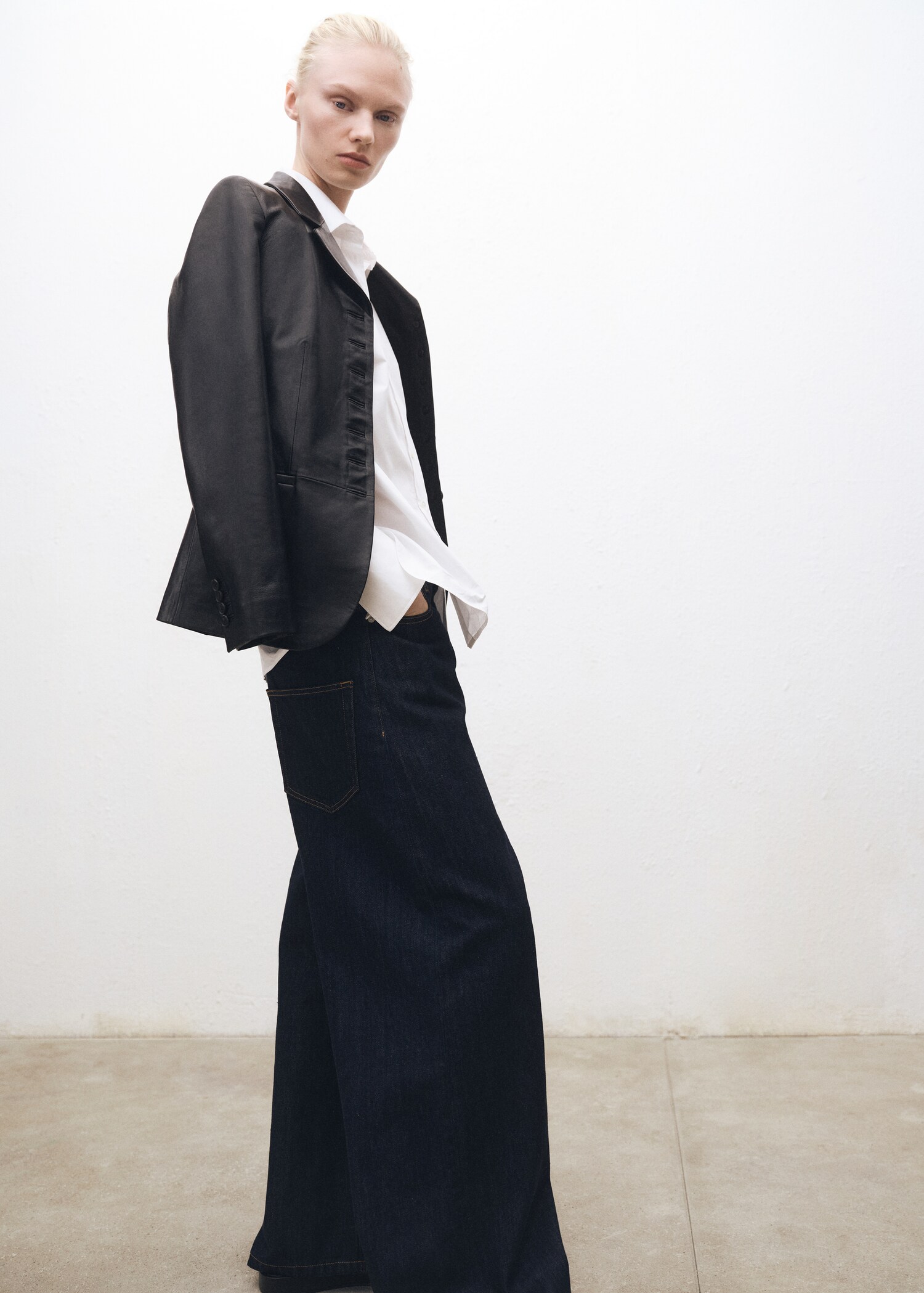 Low-rise wide-leg rinse-wash jeans - Details of the article 1