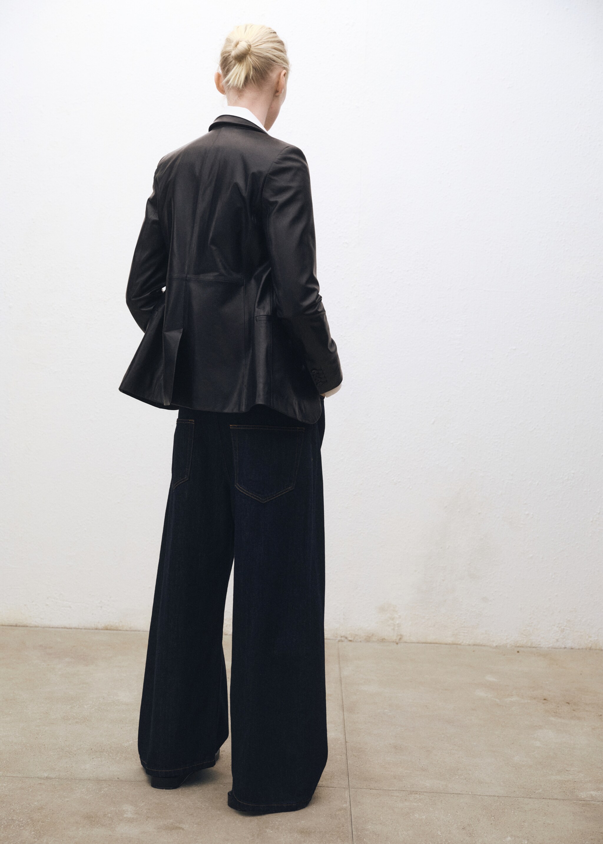 Low-rise wideleg rinse-wash jeans - Reverse of the article