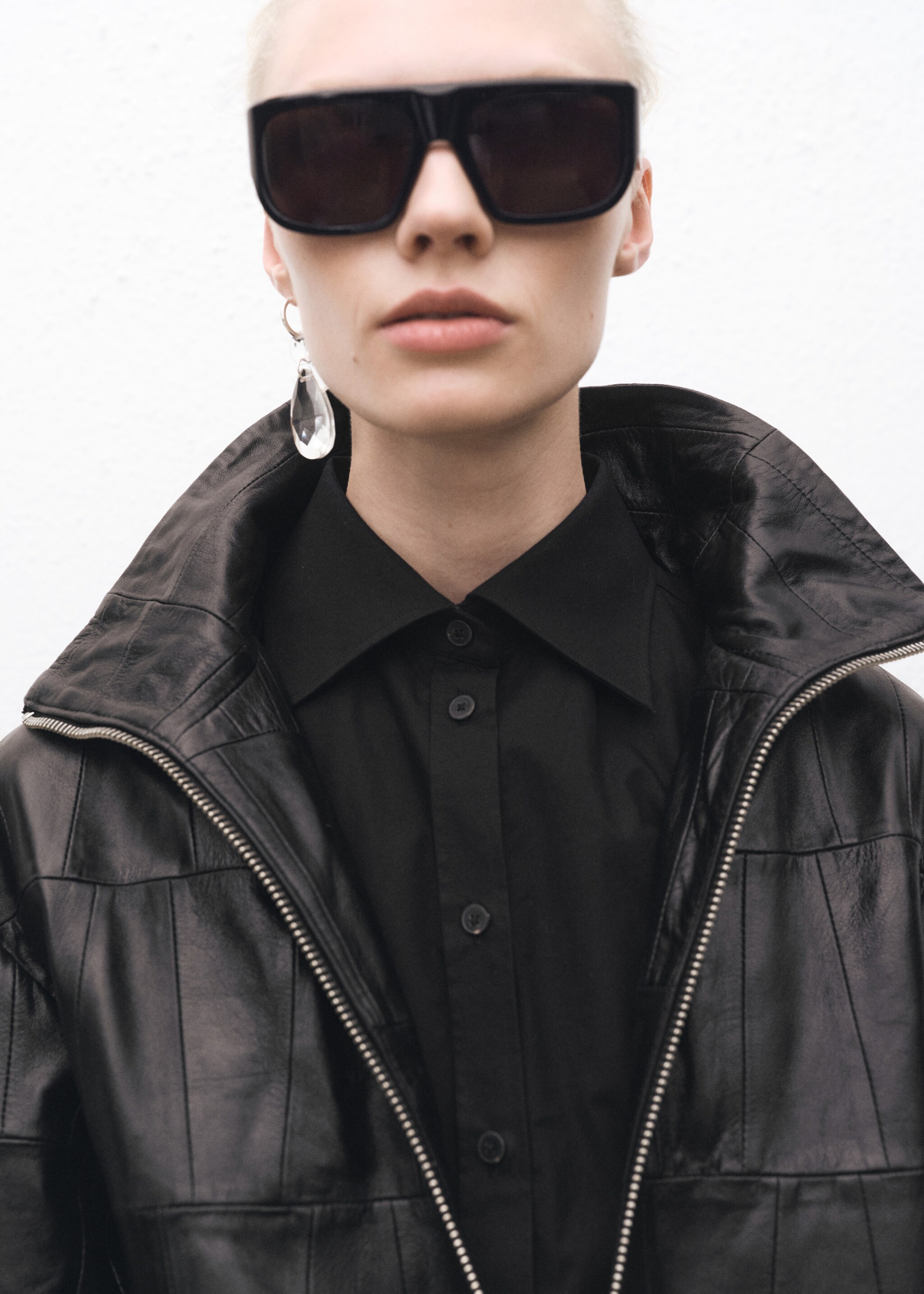 Fitted shirt with cuffless sleeves - Details of the article 1