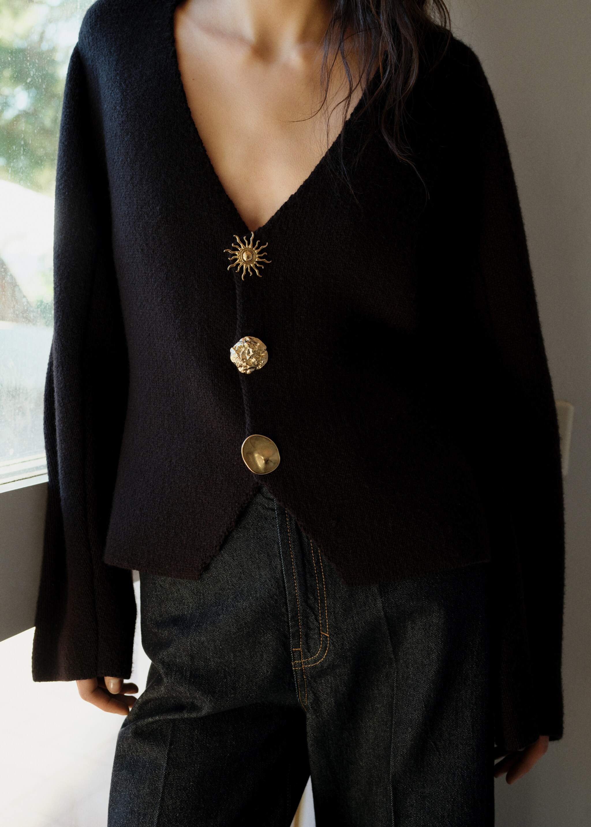 Veste en maille boutons bijoux - Plan moyen