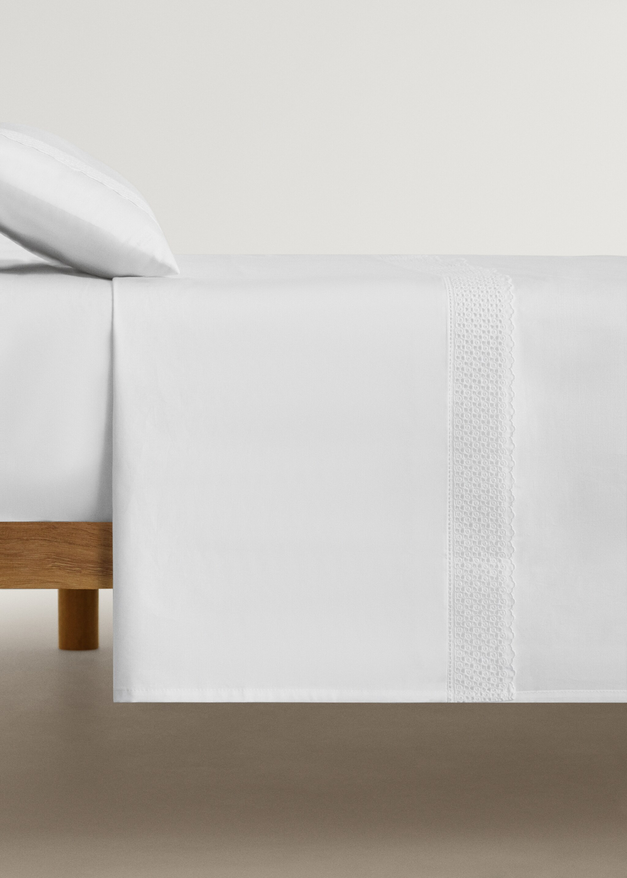 Mini-cot topper and pillow set with embroidered design - Article without model