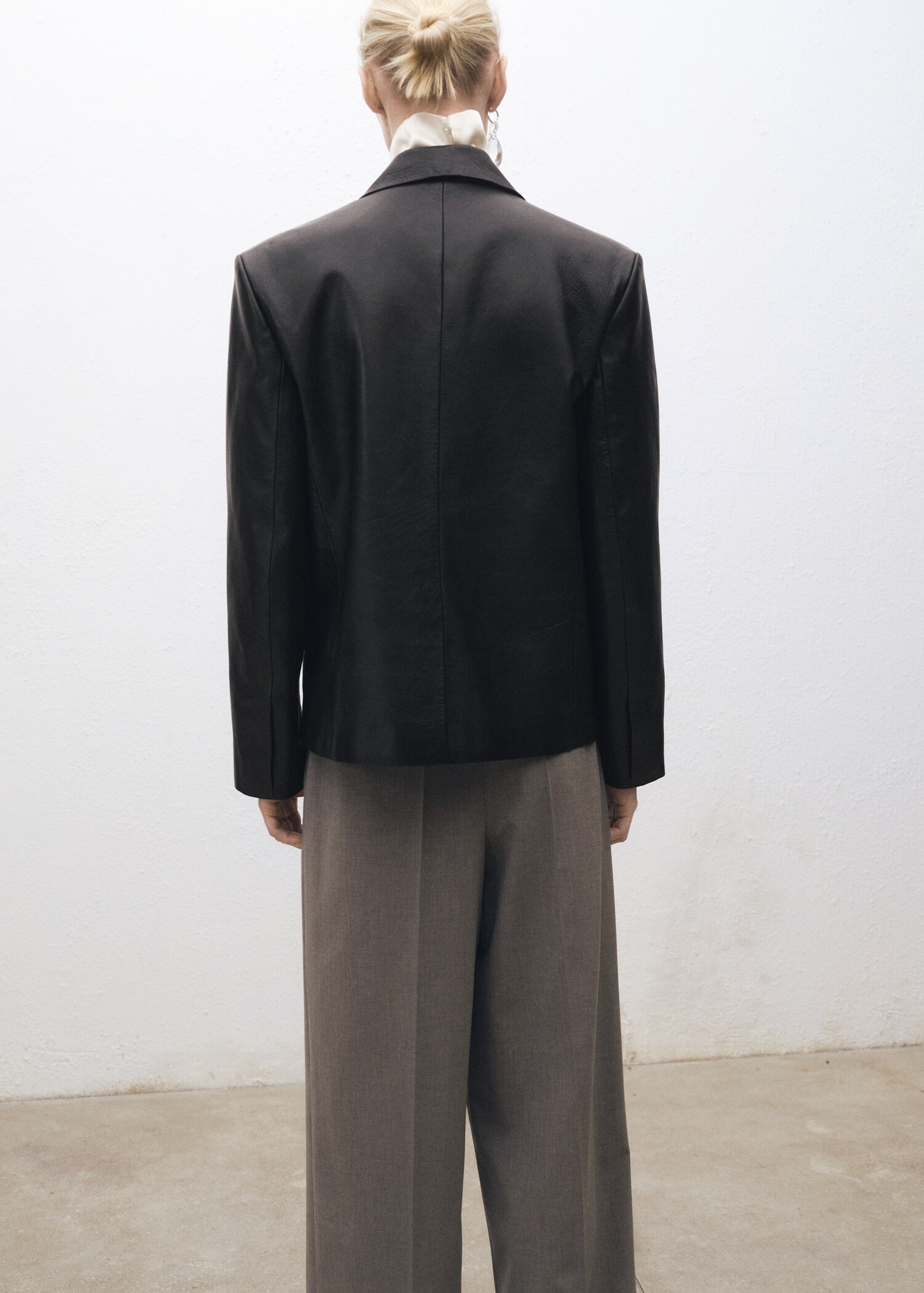 Double-breasted leather jacket - Reverse of the article