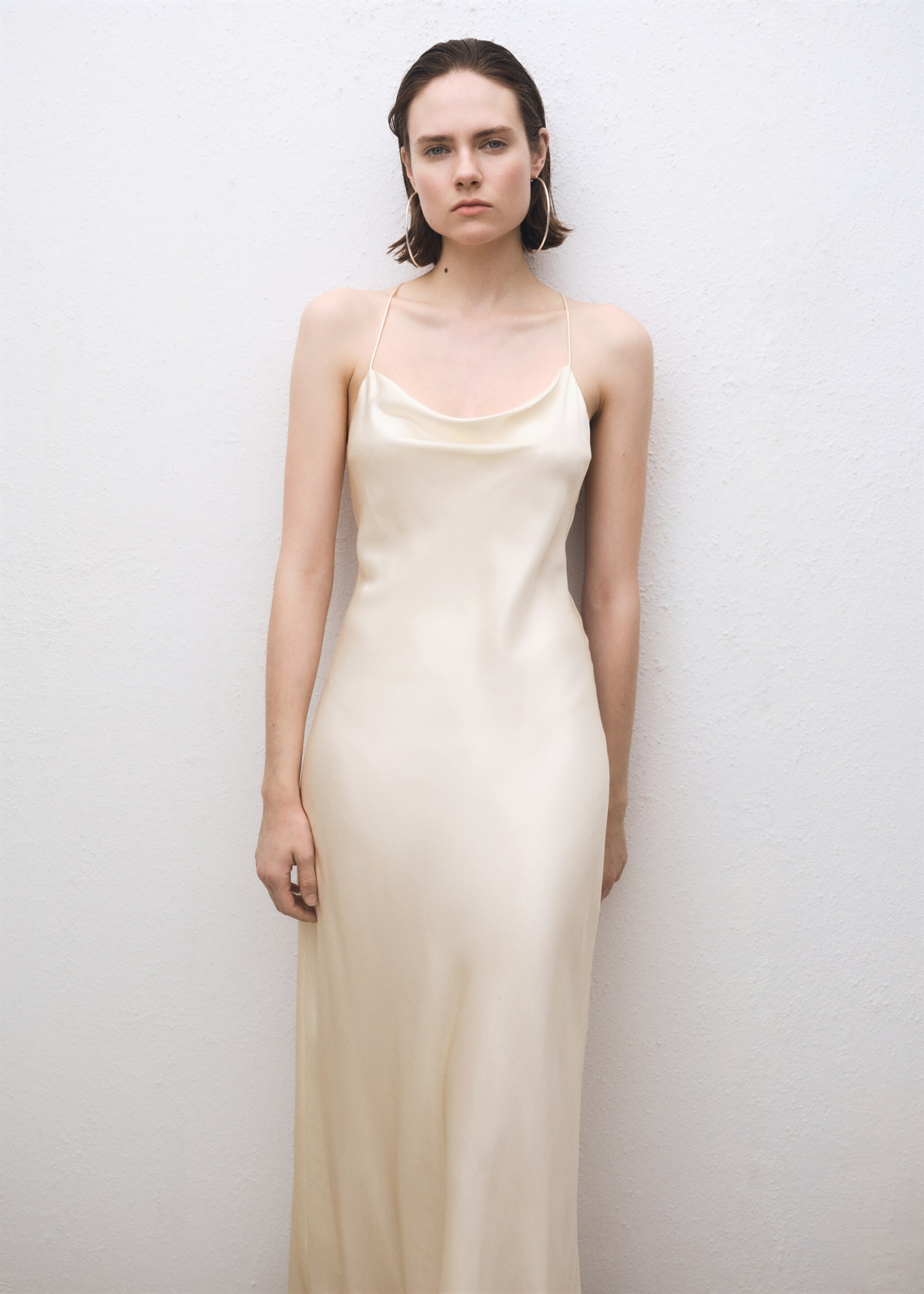 Vestido seda escote drapeado - Plano medio