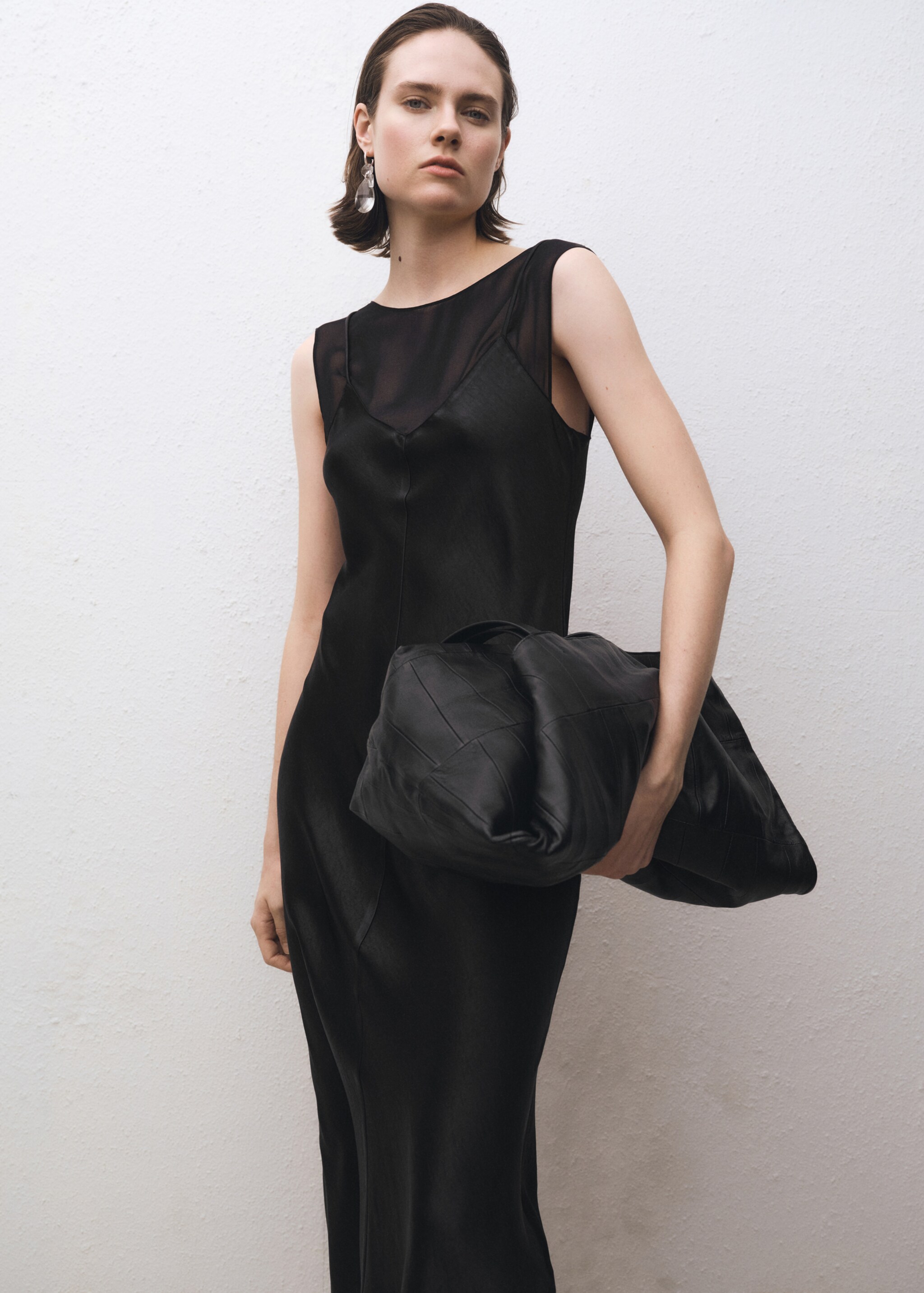 Contrasting satin dress - Medium plane