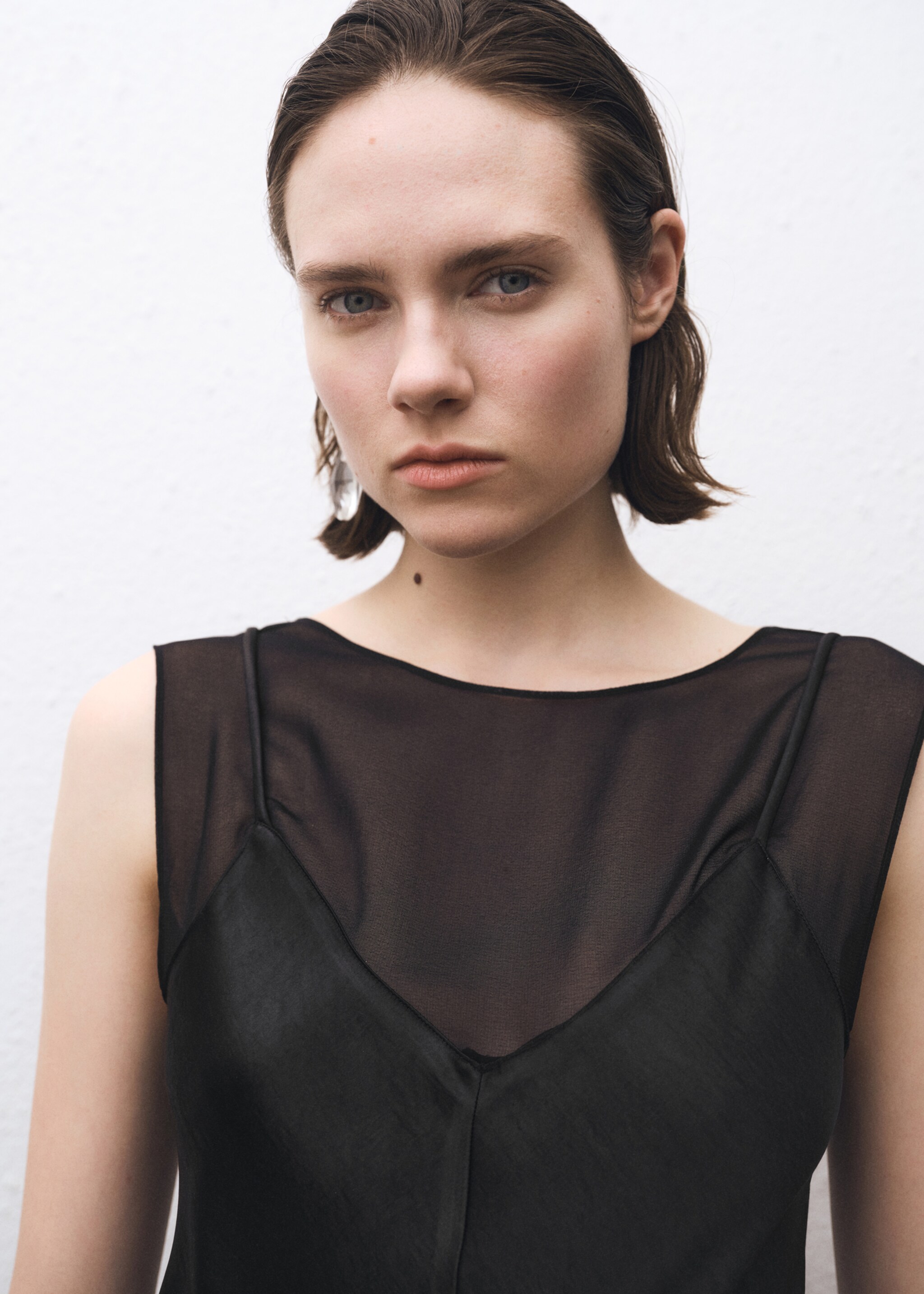 Contrasting satin dress - Details of the article 1