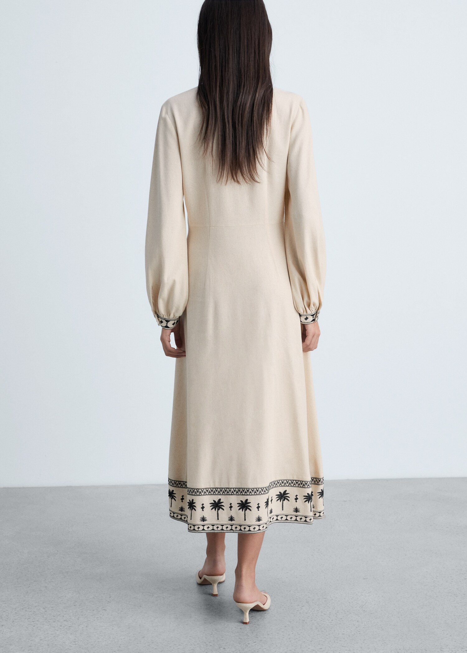 Baumwollkleid mit Lochmuster - Rückseite des Artikels