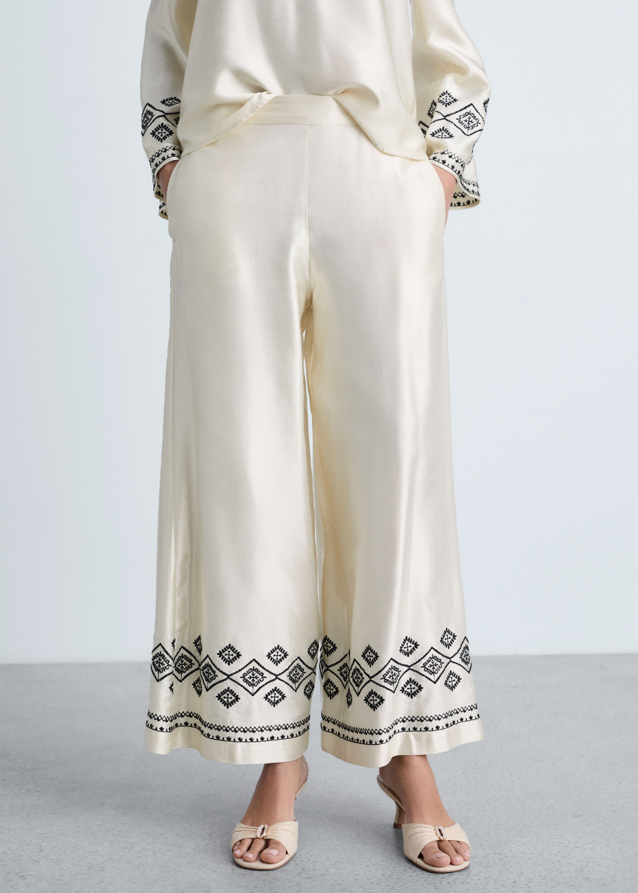 Wide-leg trousers with embroidered hem - Medium plane
