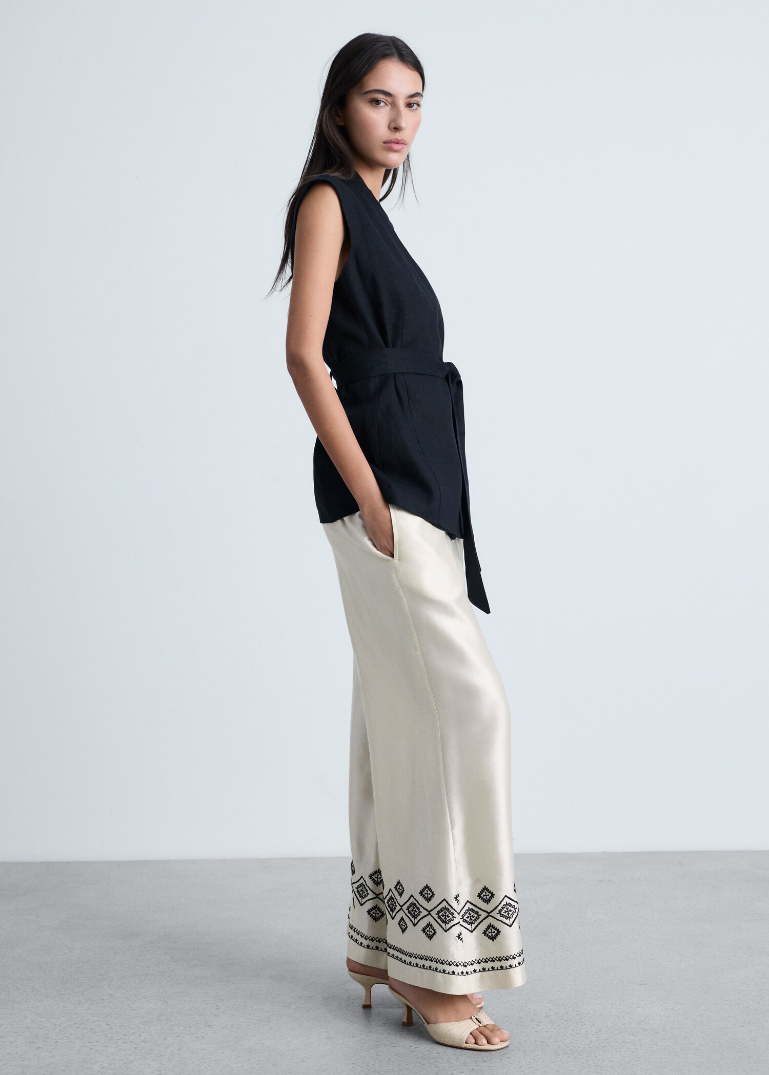 Wide-leg trousers with embroidered hem - Details of the article 2