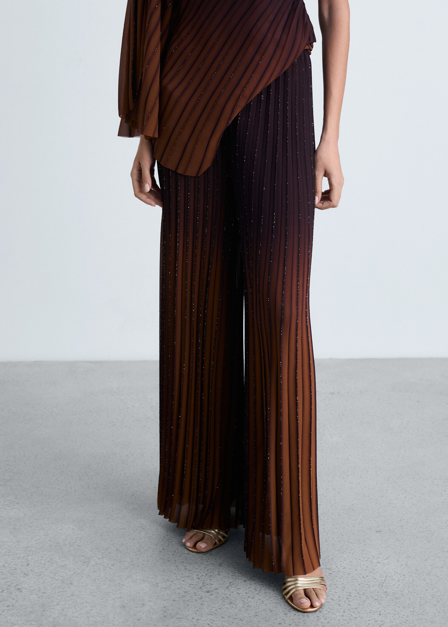 Pleated trousers with a shiny finish - Medium plane