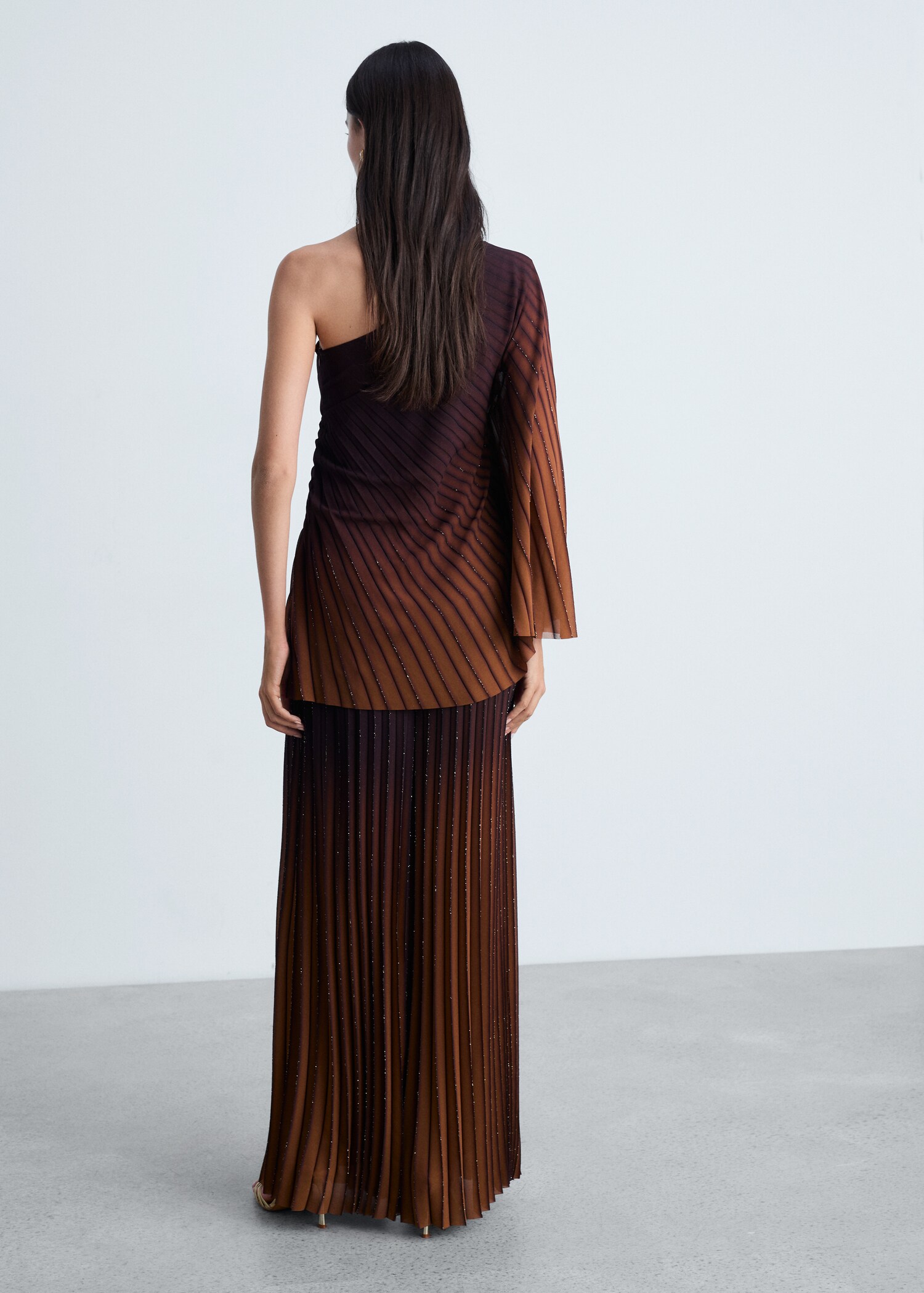 Pleated trousers with a shiny finish - Reverse of the article