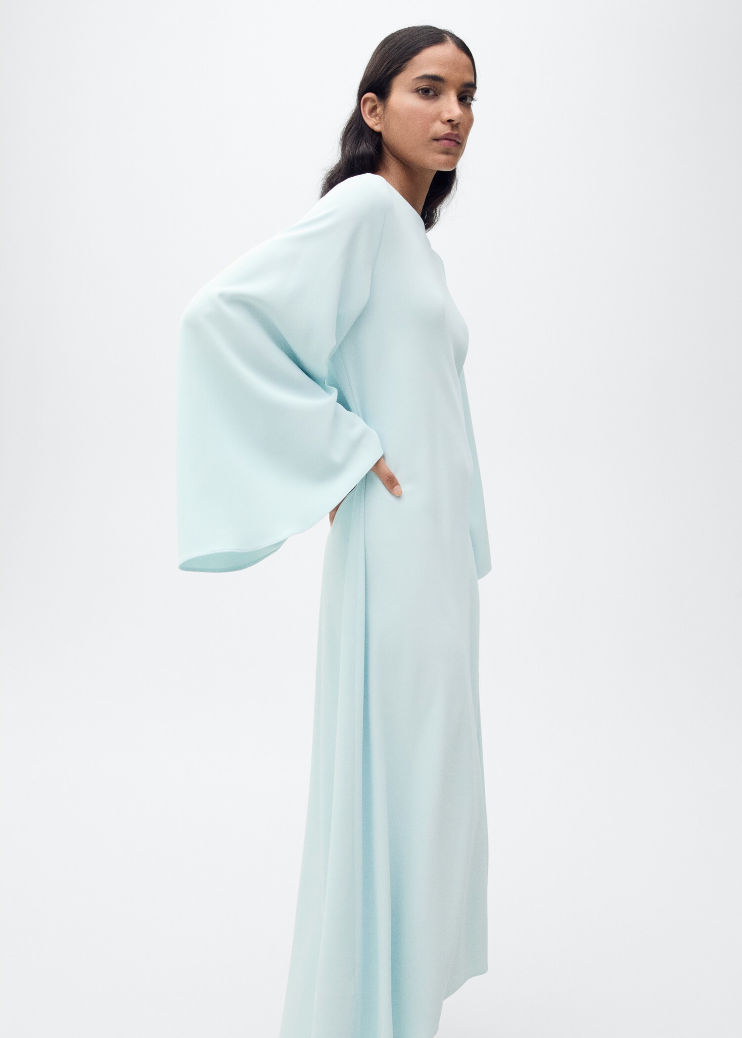 Vestido largo manga acampanada - Plano medio