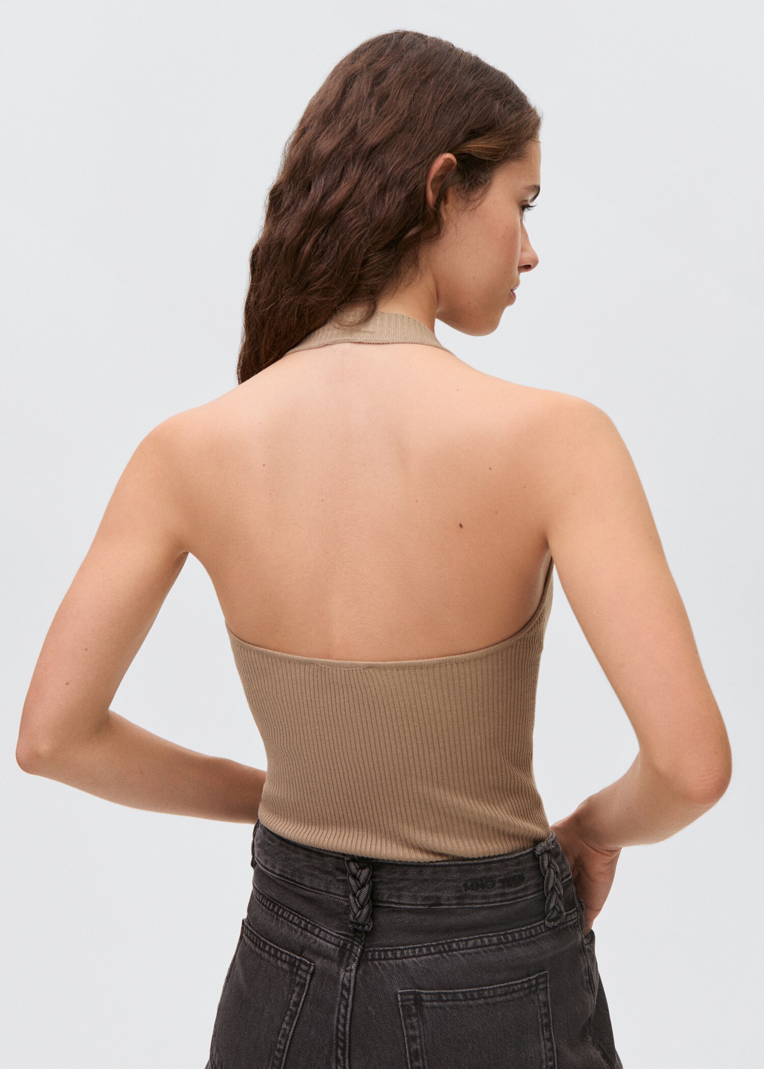 Geripptes Top mit rückwärtigem Cut-Out - Rückseite des Artikels