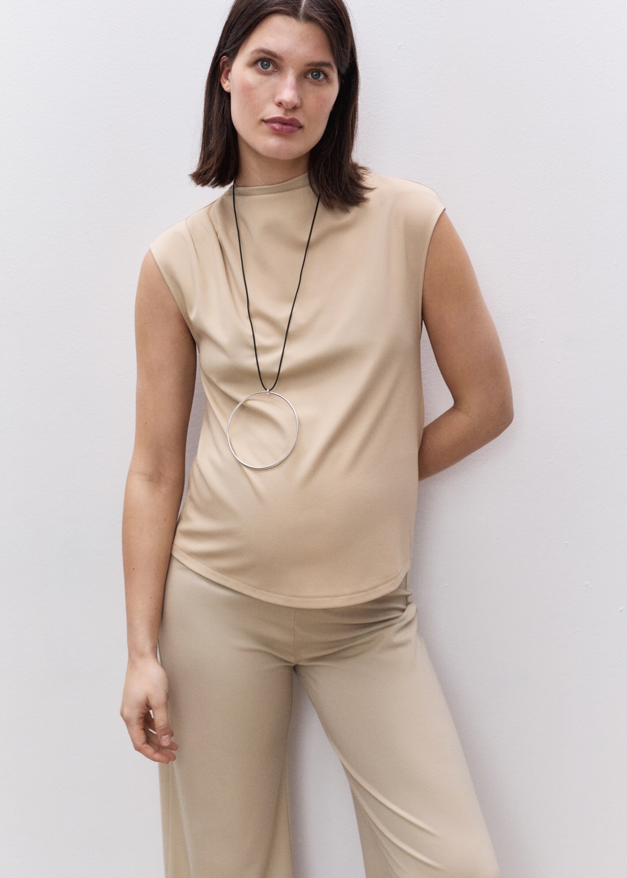Camiseta cuello drapeado sin mangas - Plano medio