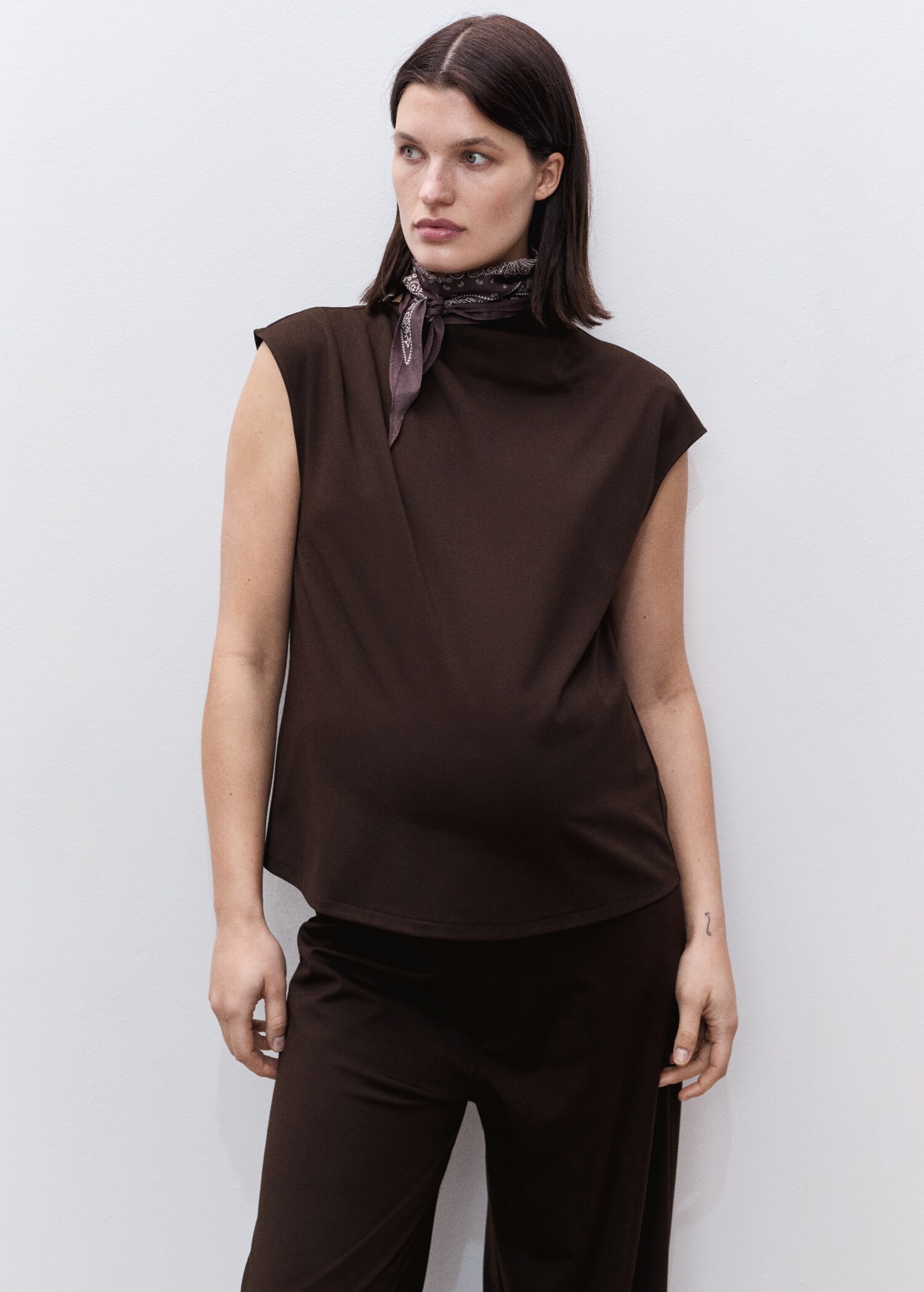 T-shirt col drapé sans manches - Plan moyen