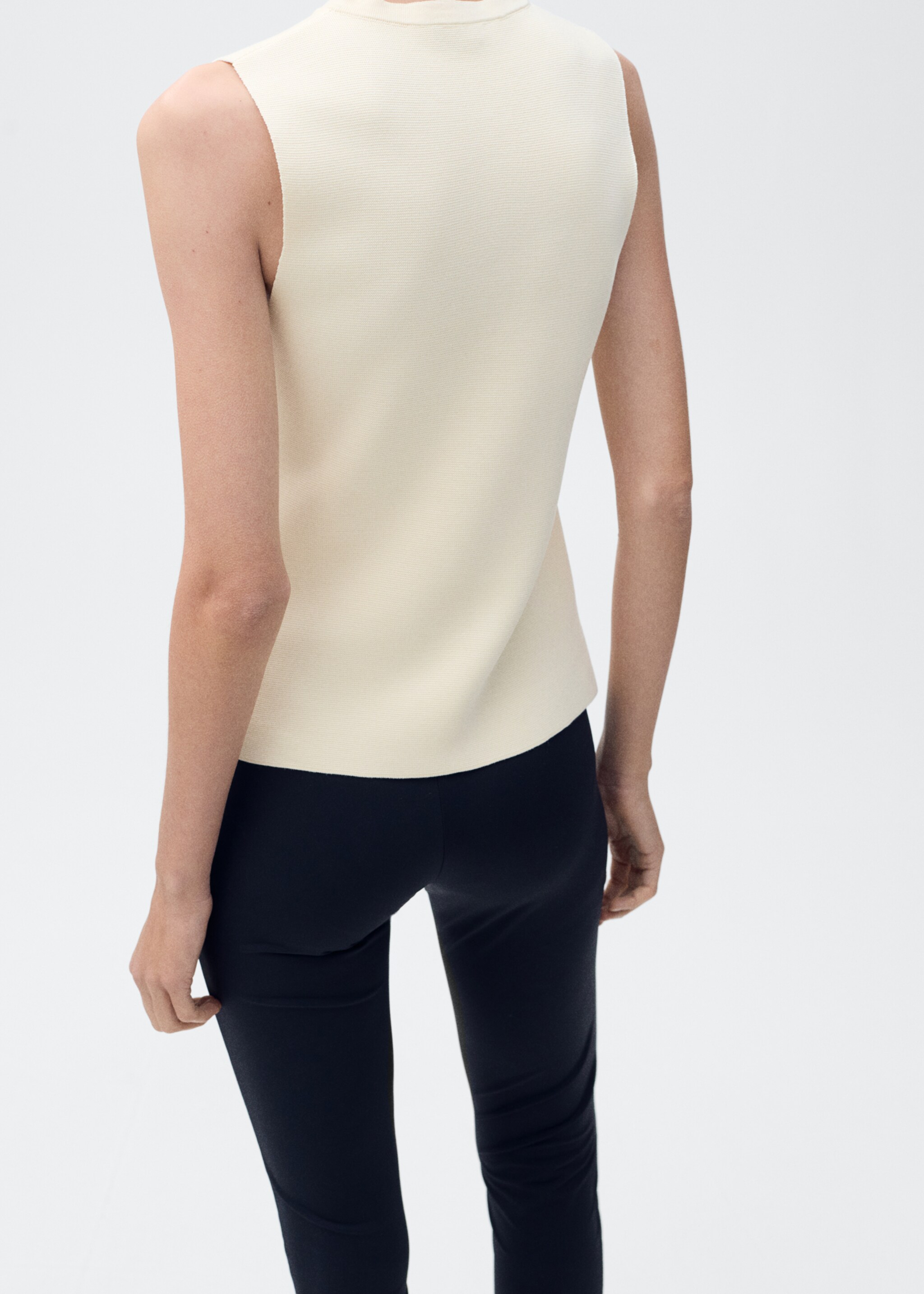 Fine-knit waistcoat with buttons - Reverse of the article