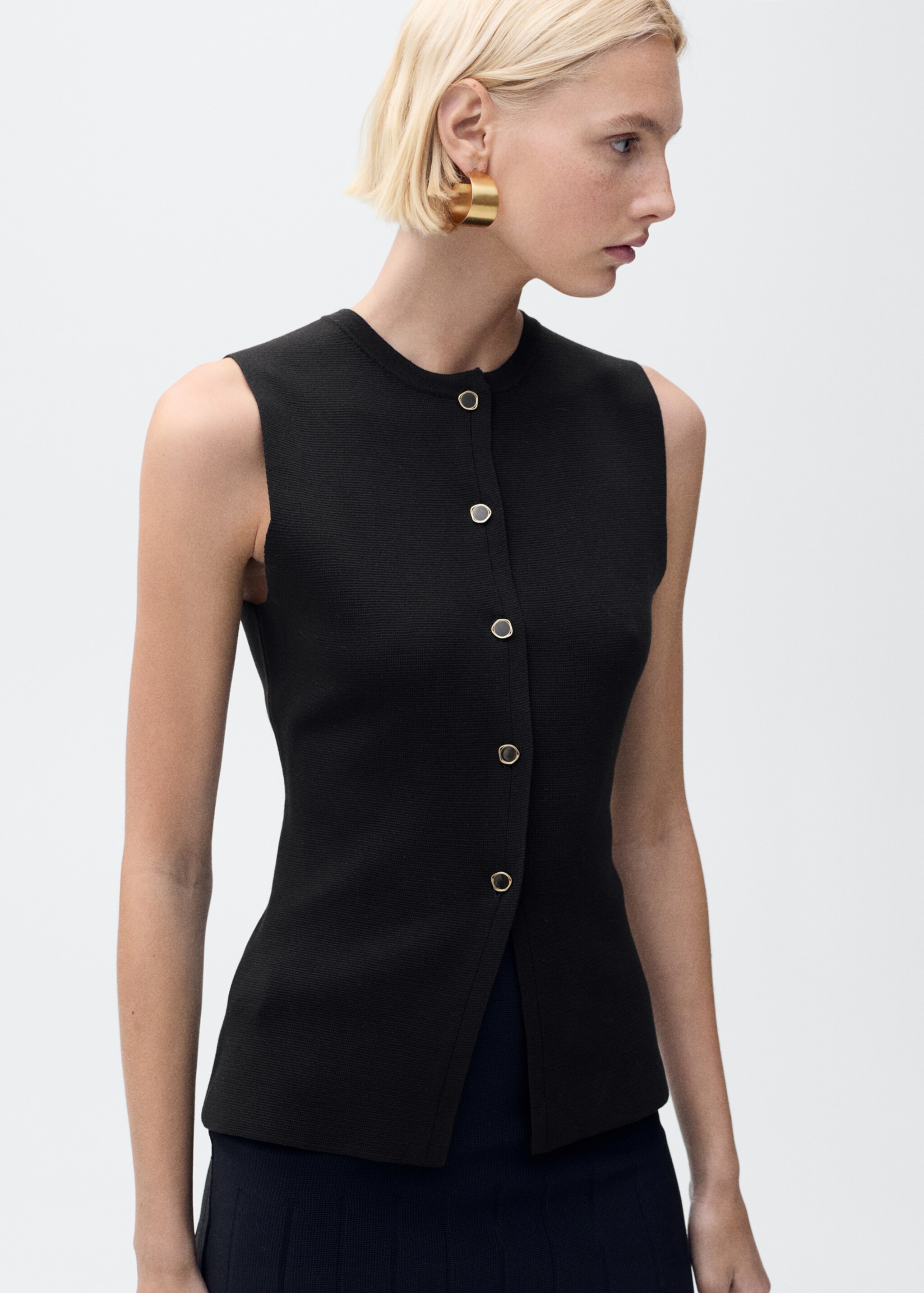 Fine-knit waistcoat with buttons - Medium plane