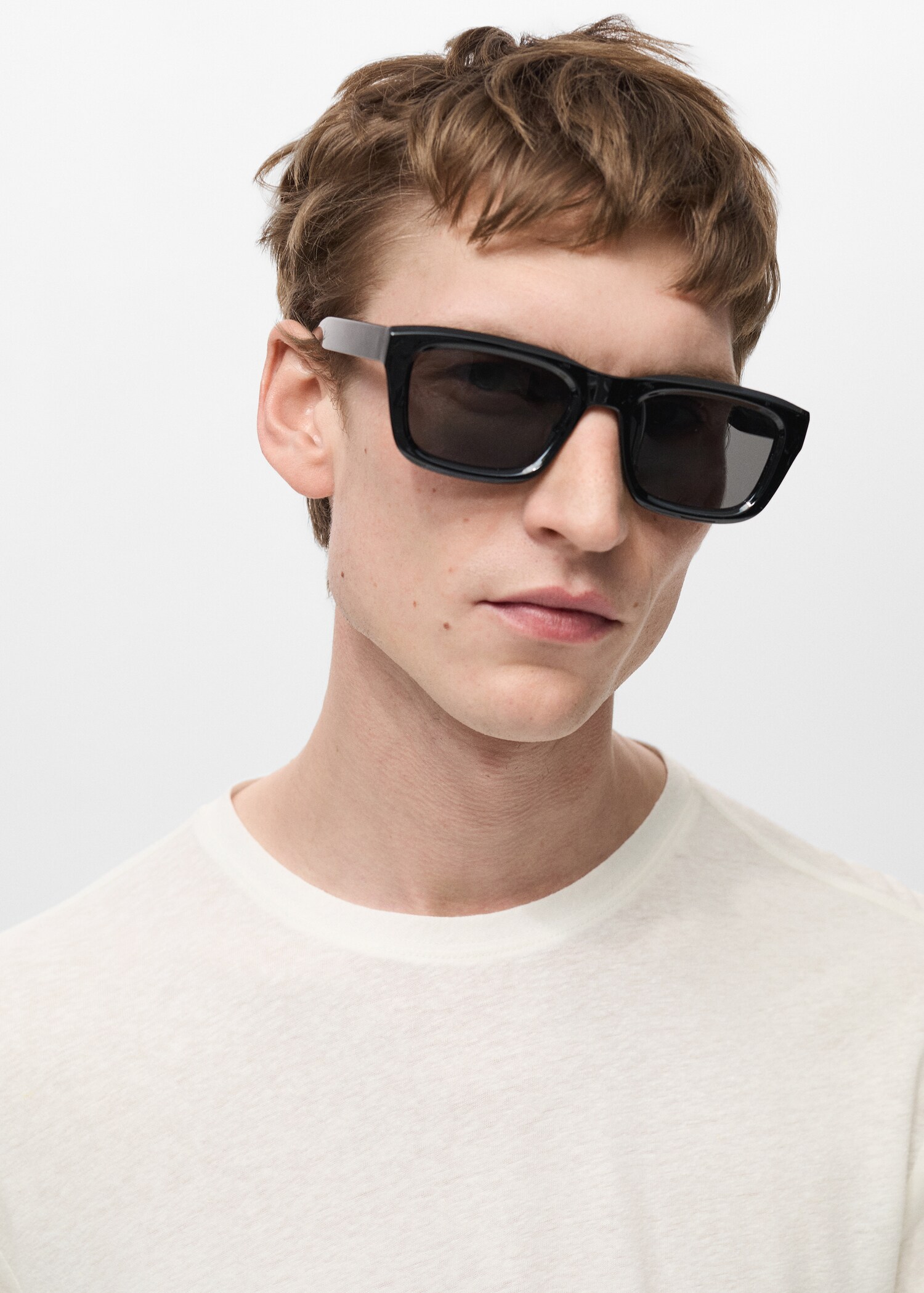 Linen slim-fit t-shirt - Details of the article 1