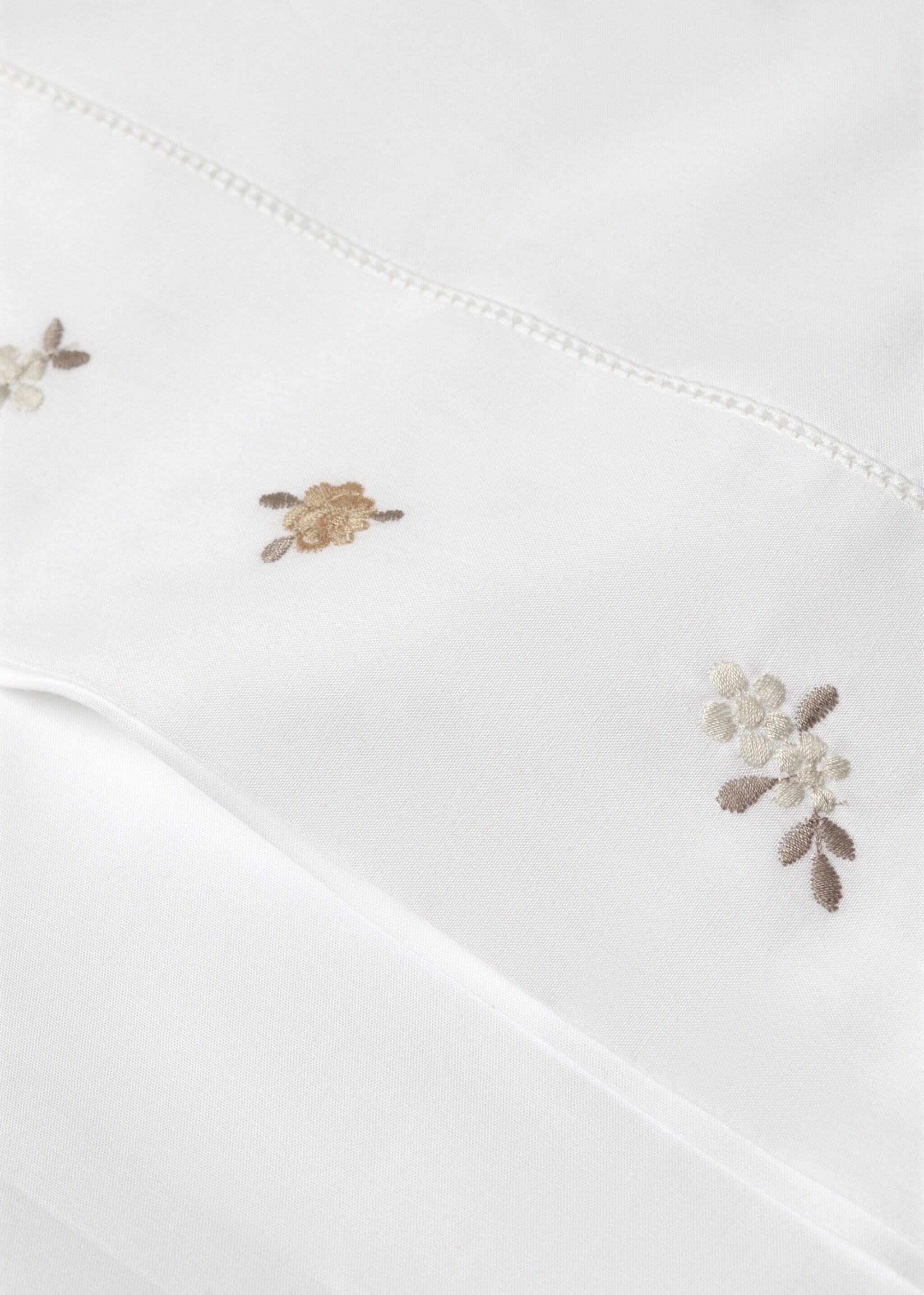 Percale cotton pillowcase with embroidered flower 45x110 cm - Details of the article 1, White. Ref: 87015997-00.