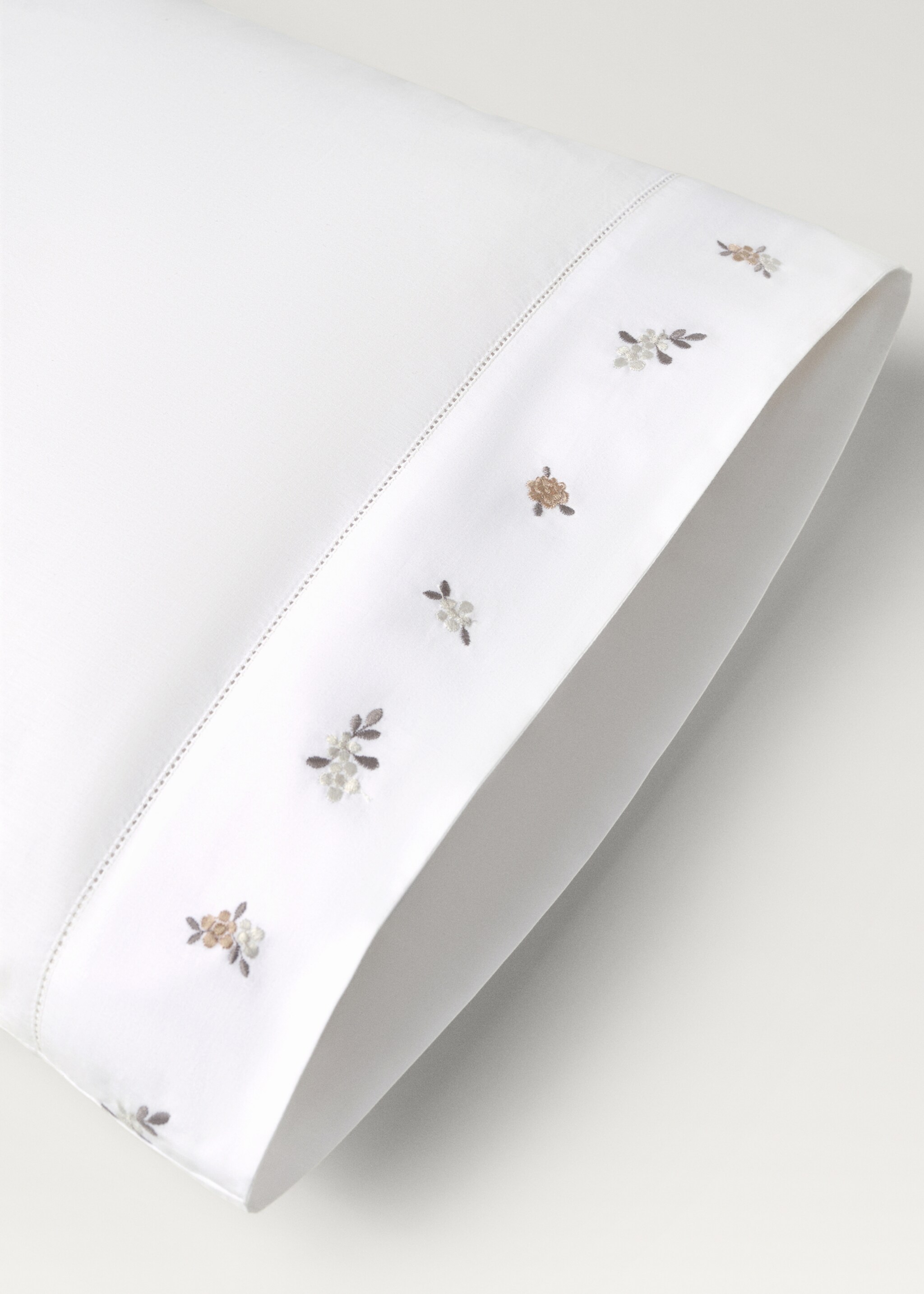 Percale cotton pillowcase with embroidered flower 45x110 cm - Details of the article 2, White. Ref: 87015997-00.