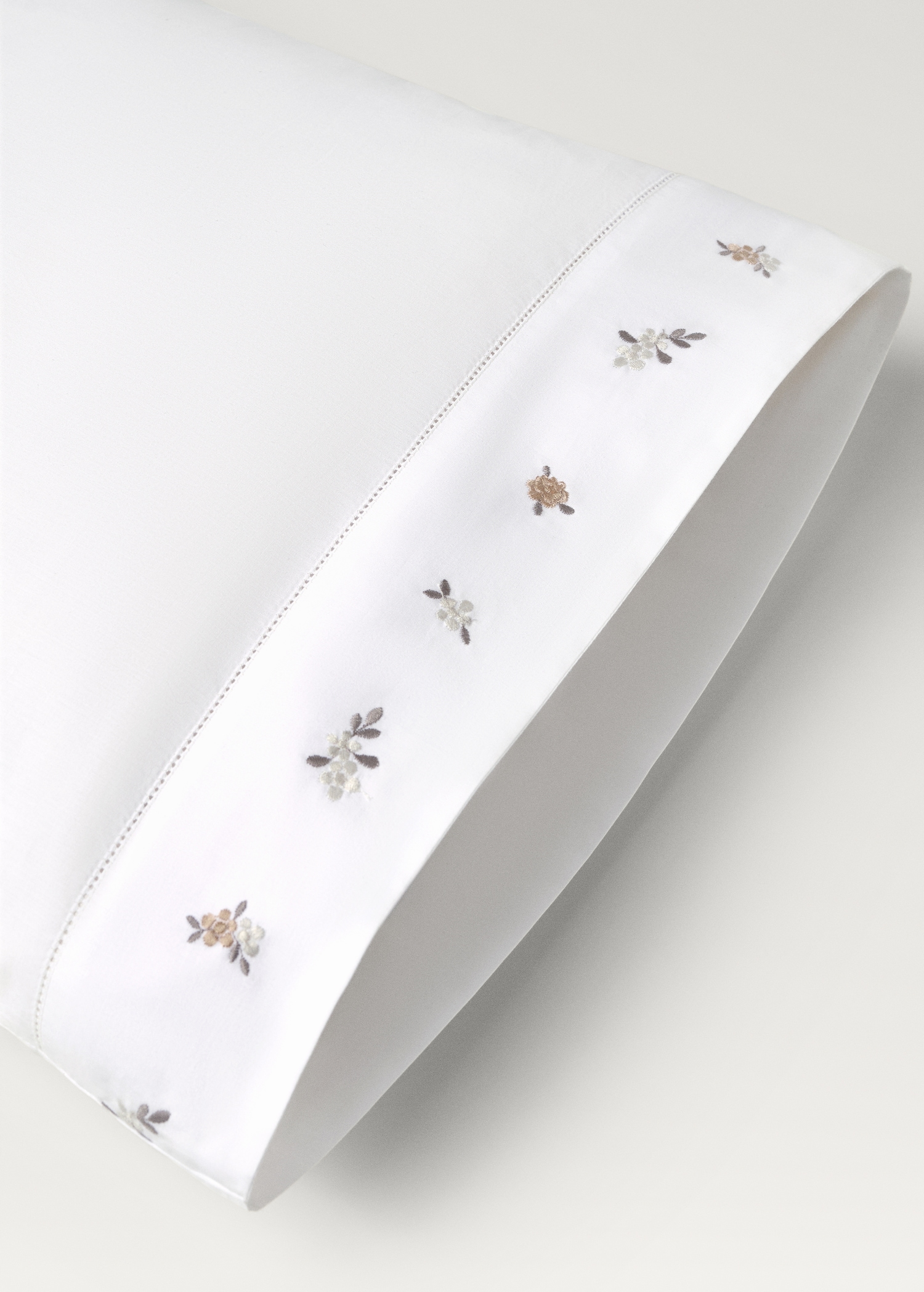 Kinderkopfkissenbezug aus Baumwoll-Perkal mit gesticktem Blumenmotiv,  45 x 110 cm - Detail des Artikels 2