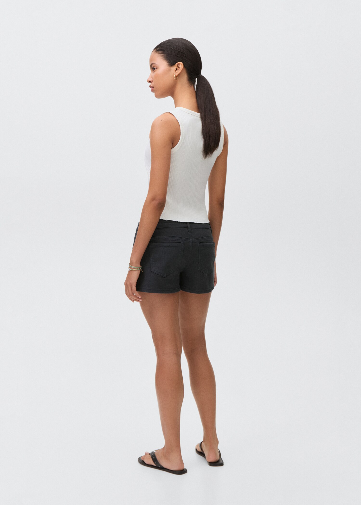 Low-waist shorts - Reverse of the article