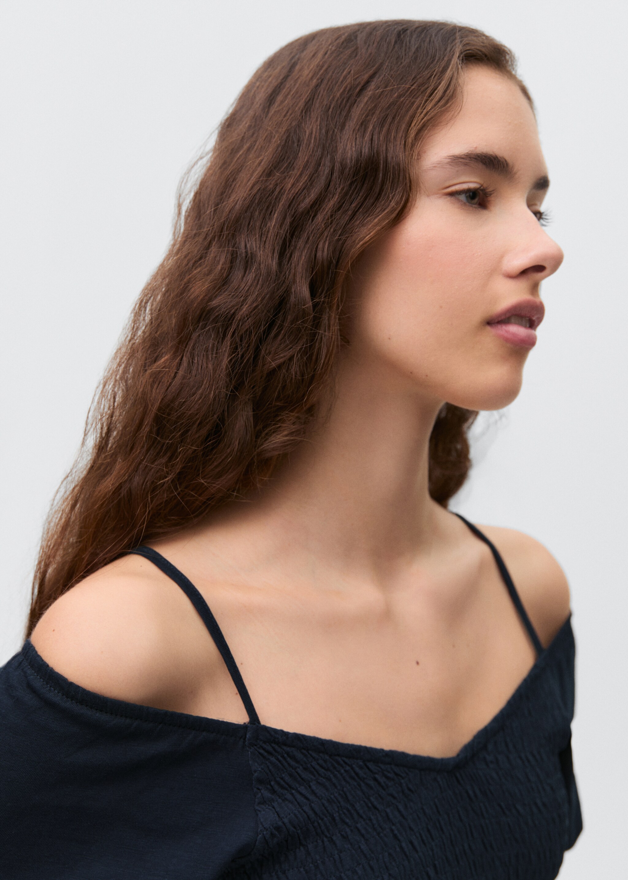Wrinkled effect V-neck top - Details of the article 1