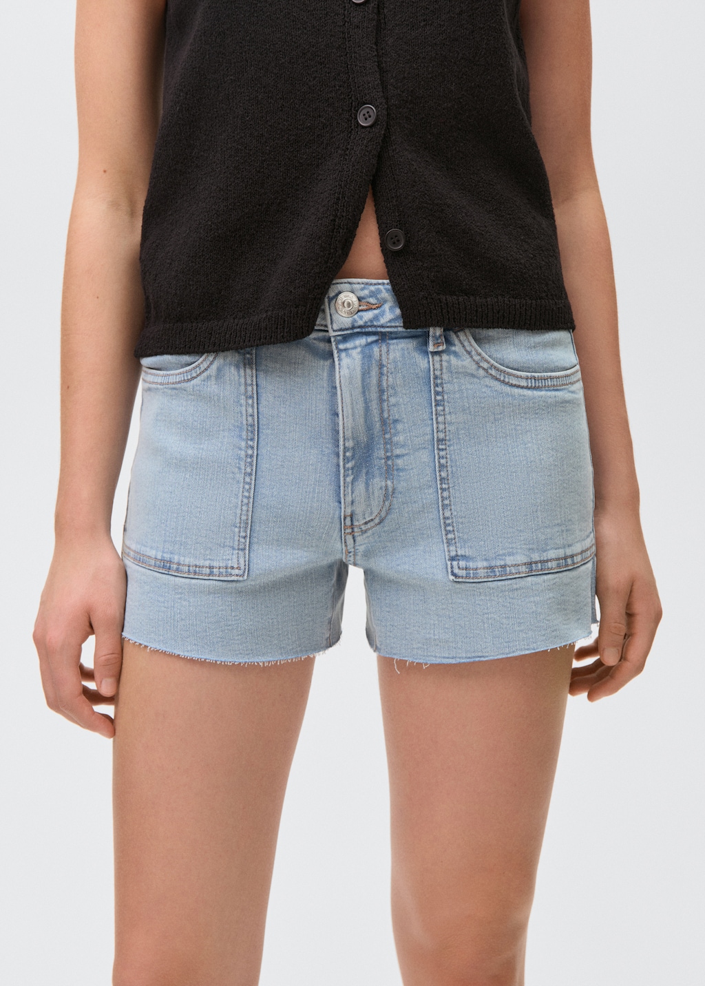 Frayed low-waist shorts