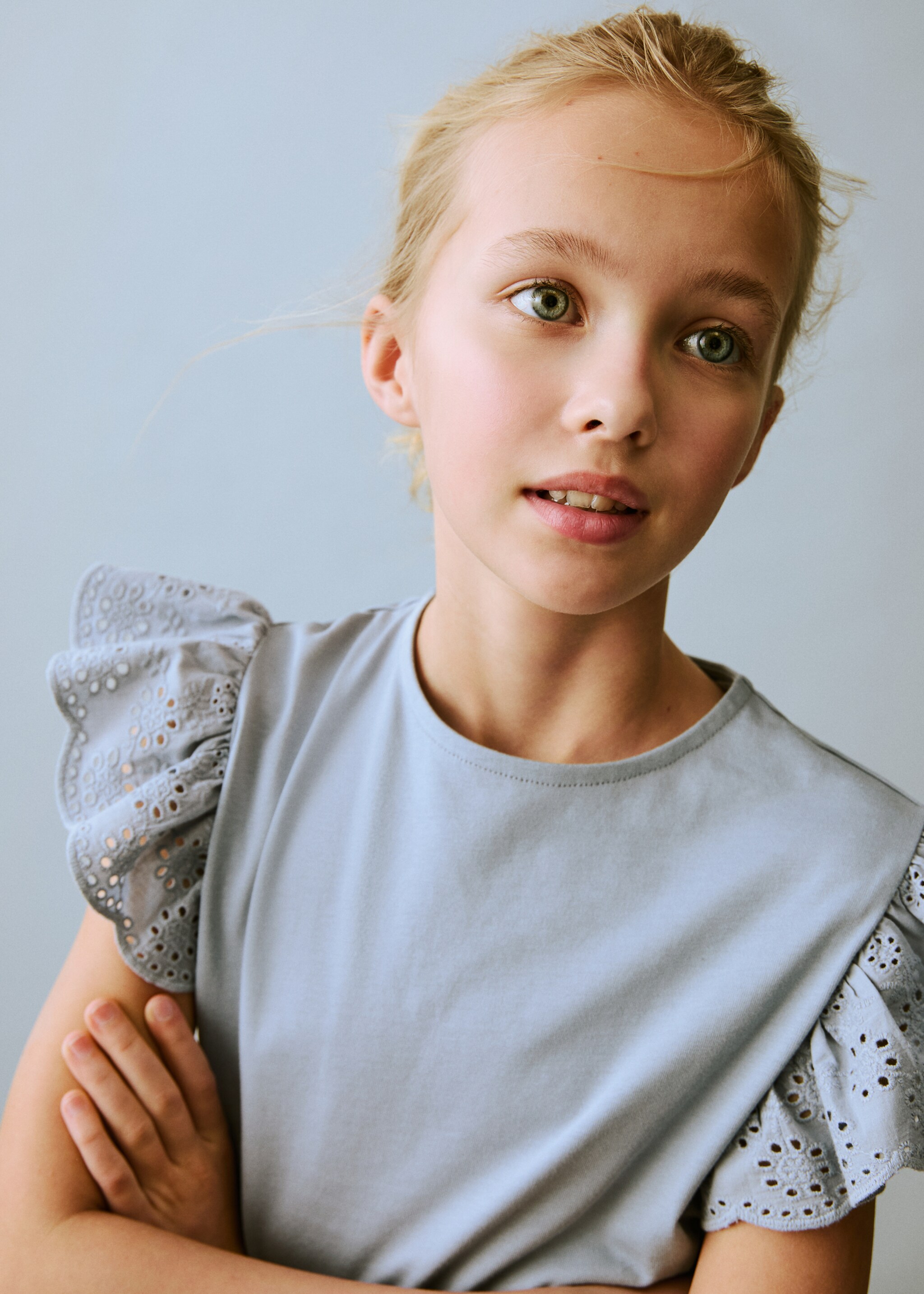 T-Shirt mit bestickten Volants - Detail des Artikels 1