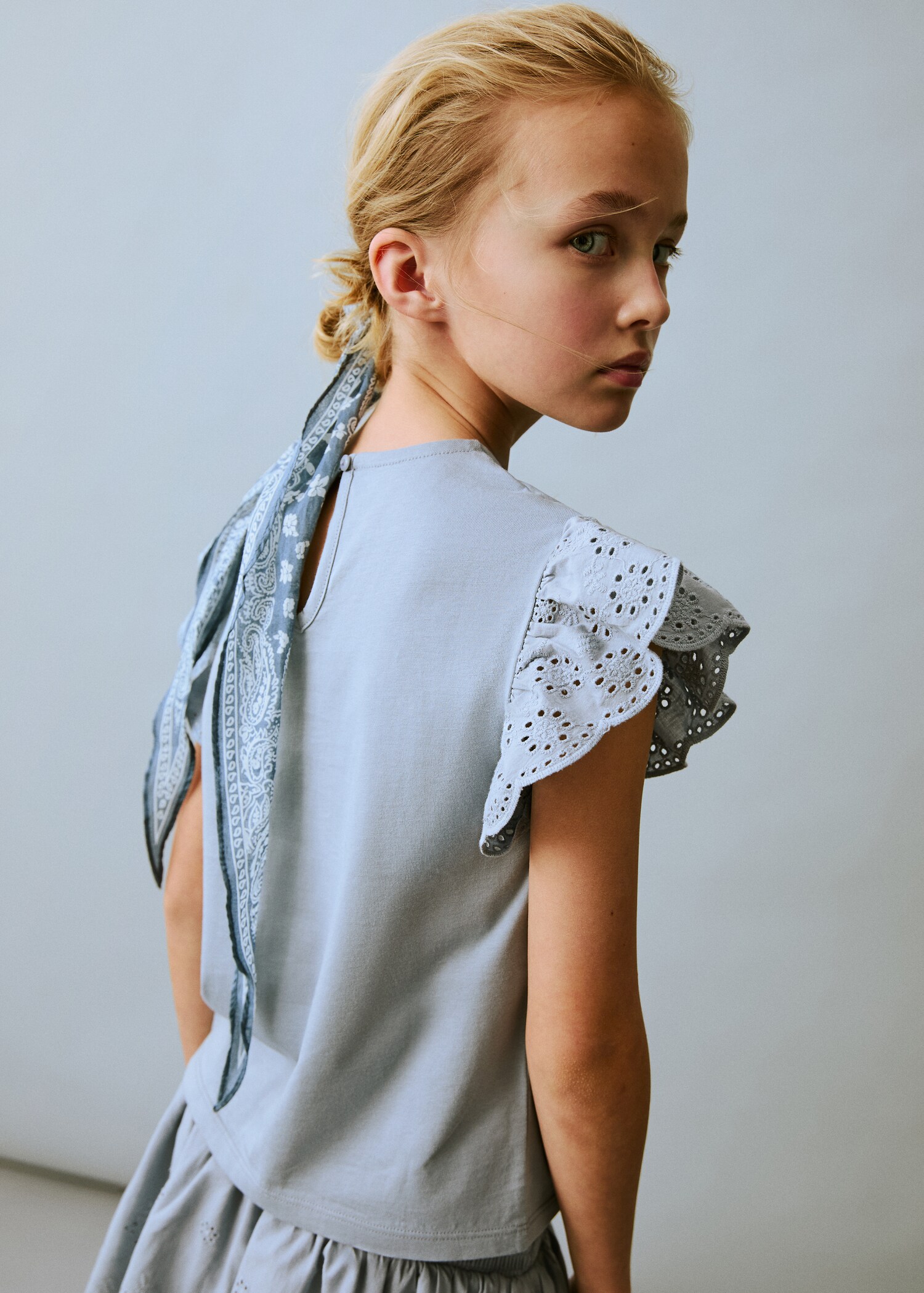 T-Shirt mit bestickten Volants - Detail des Artikels 2