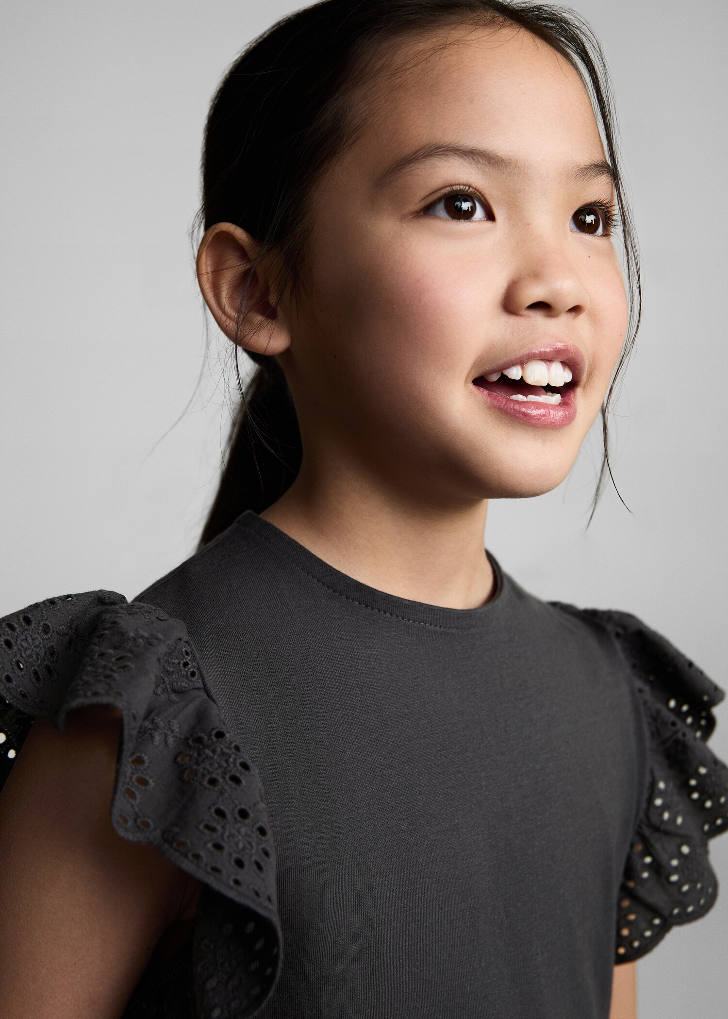T-Shirt mit bestickten Volants - Detail des Artikels 1