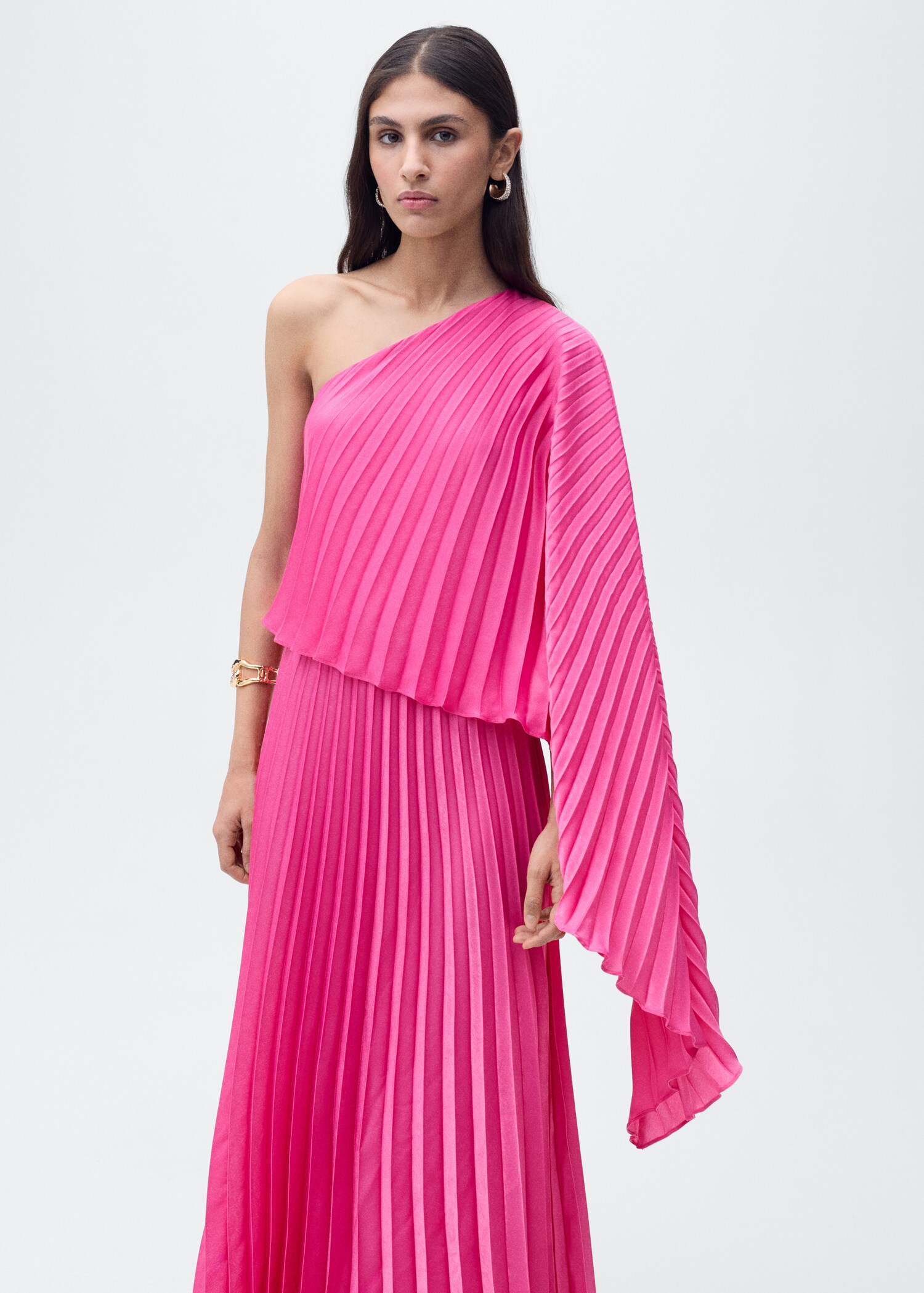 Robe longue cape évasée - Plan moyen