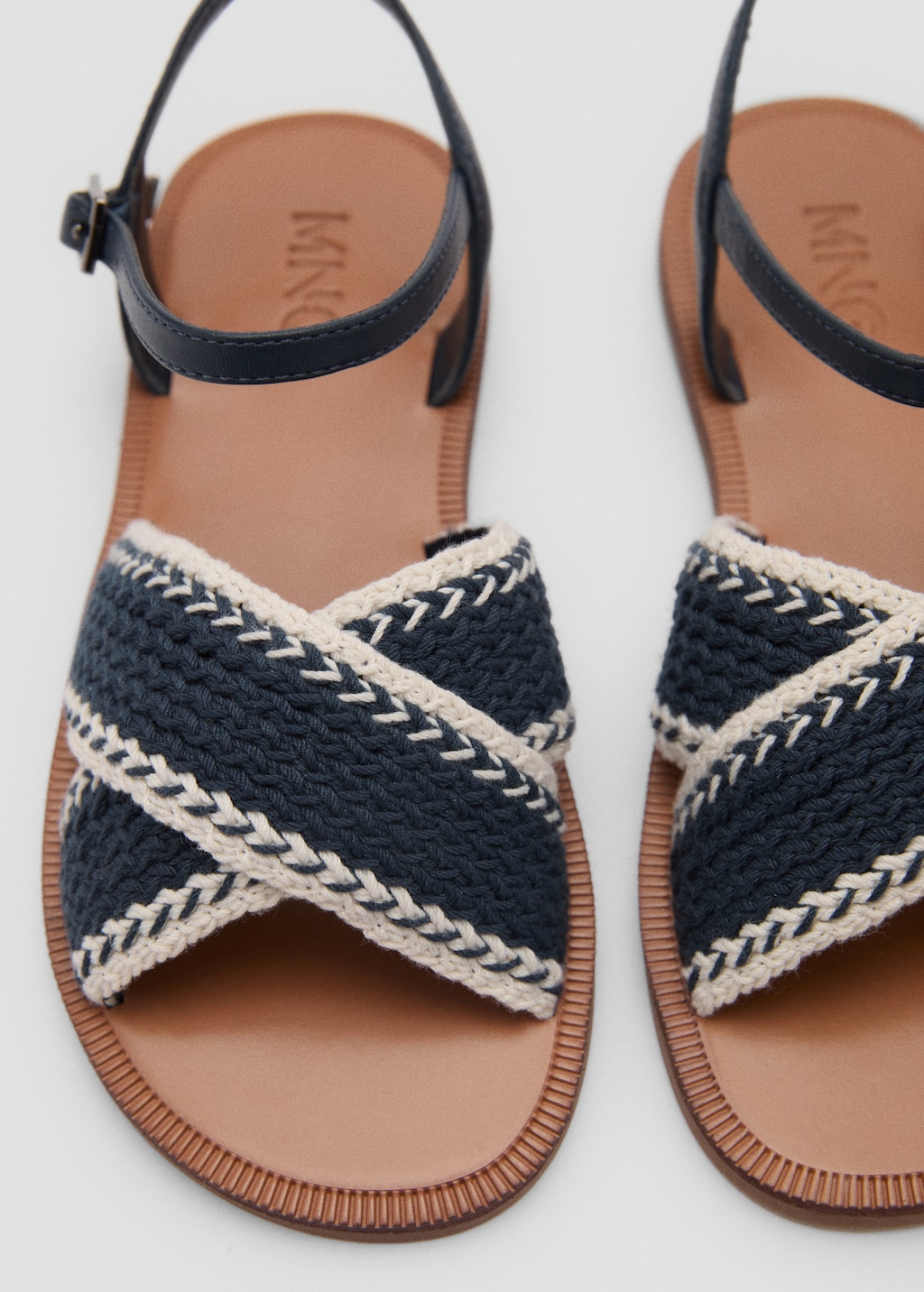 Criss-cross straps sandals